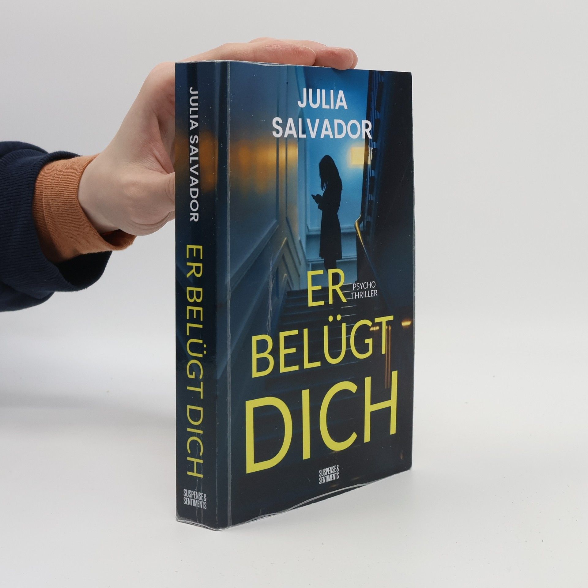 Suspense & Sentiments: Er belügt dich