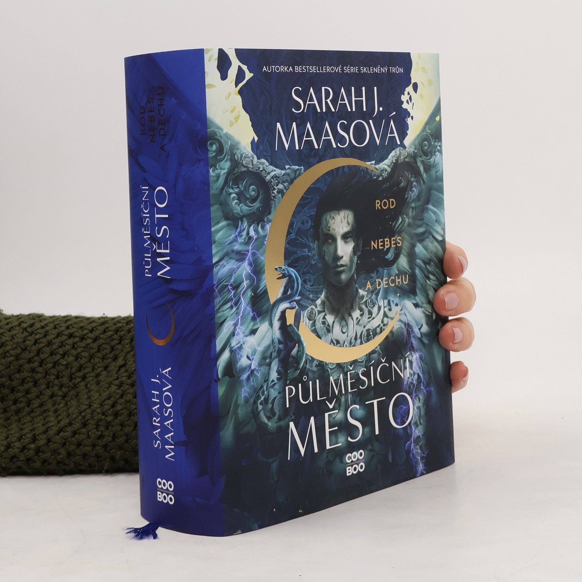 Sarah J. Maas Půlměsíční město. Rod nebes a dechu