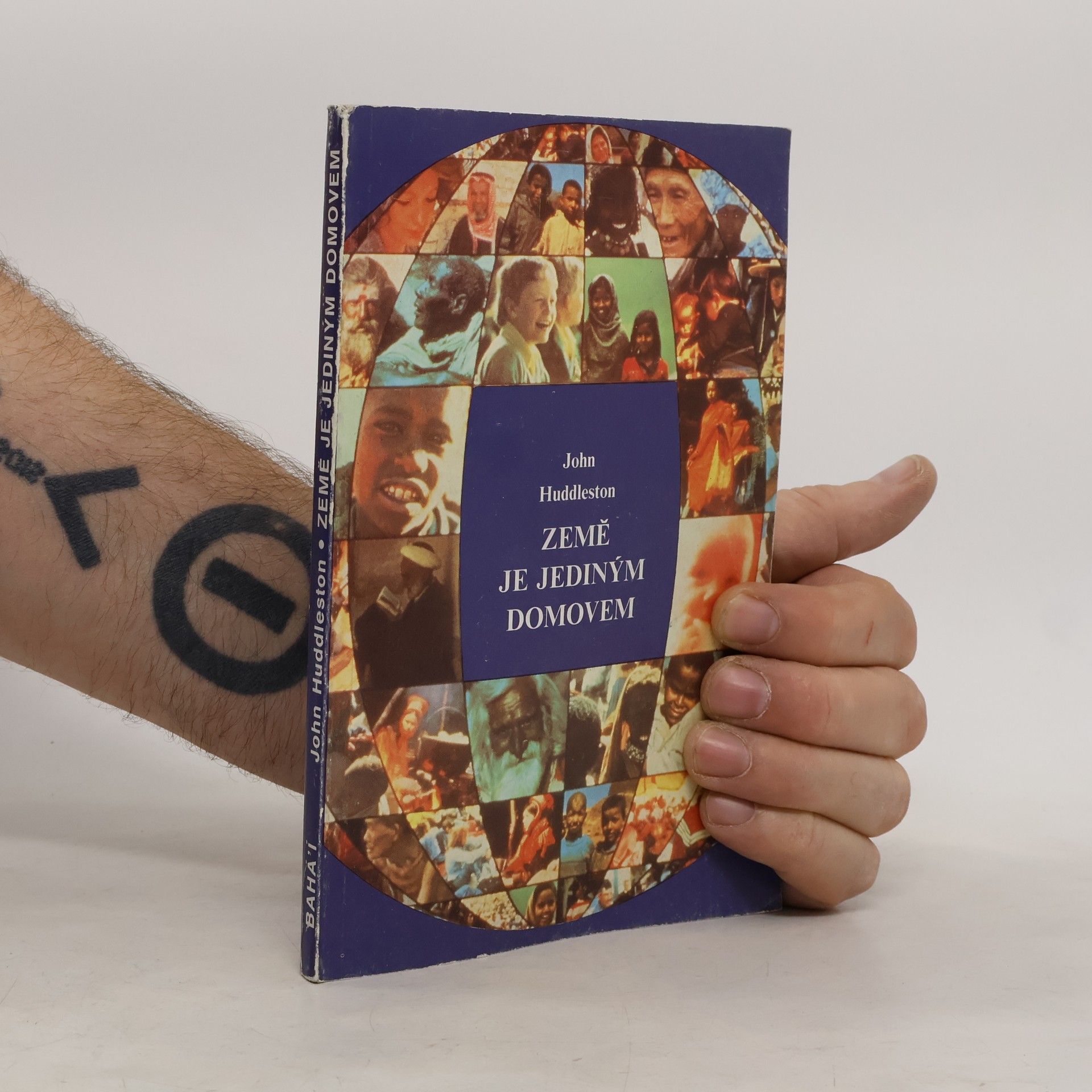 John Huddleston Země je jediným domovem
