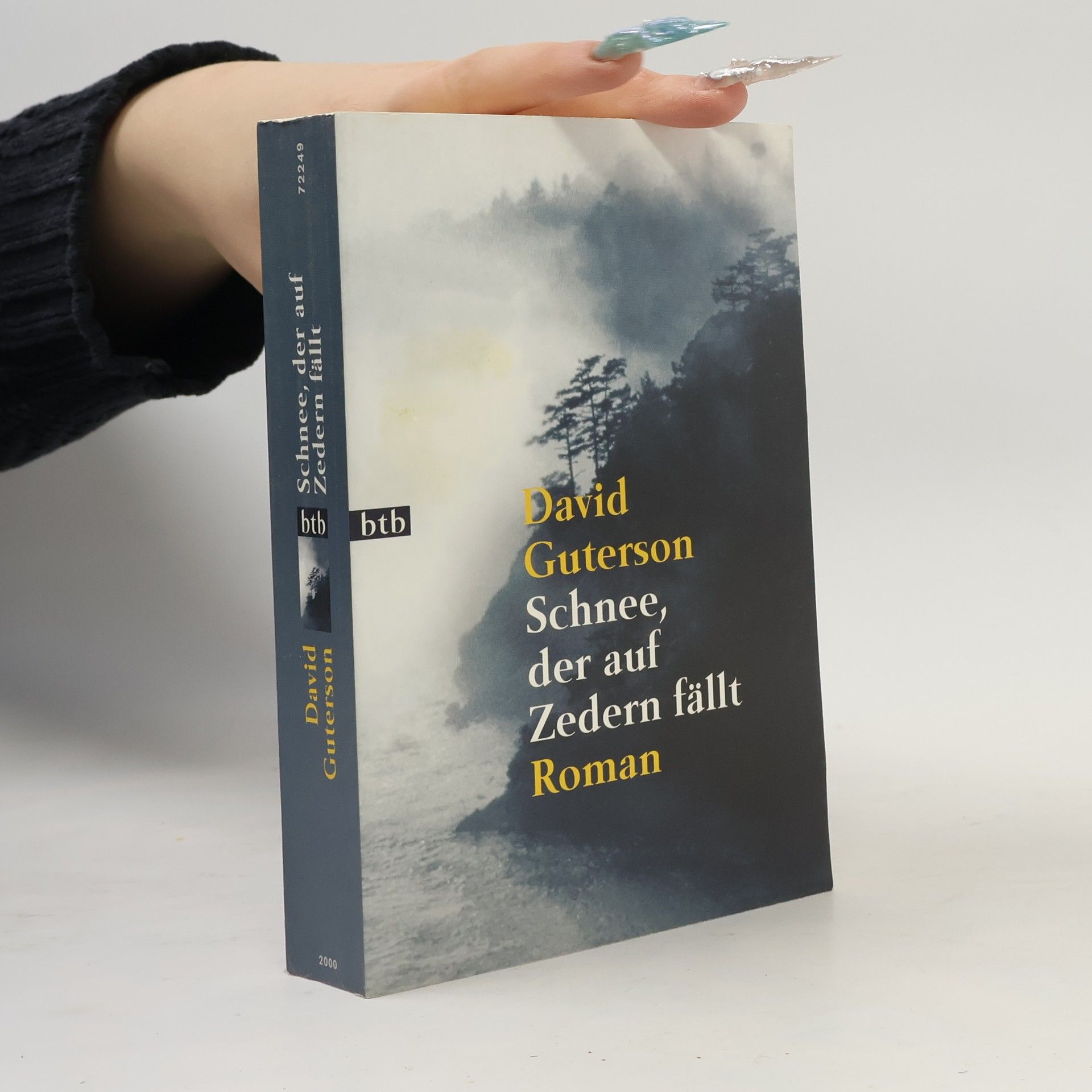 Schnee, der auf Zedern fällt