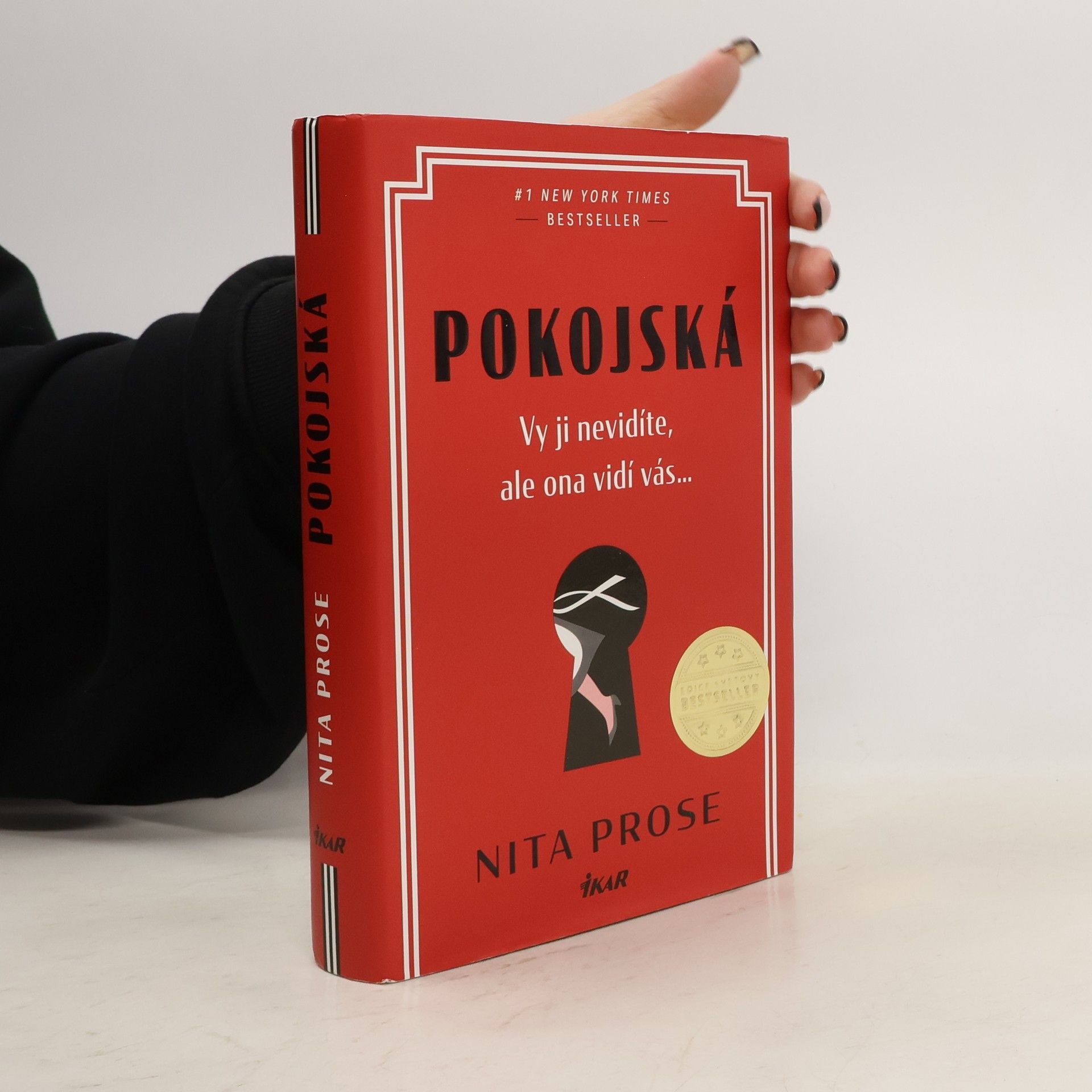 Nita Prose Pokojská: vy ji nevidíte, ale ona vidí vás...