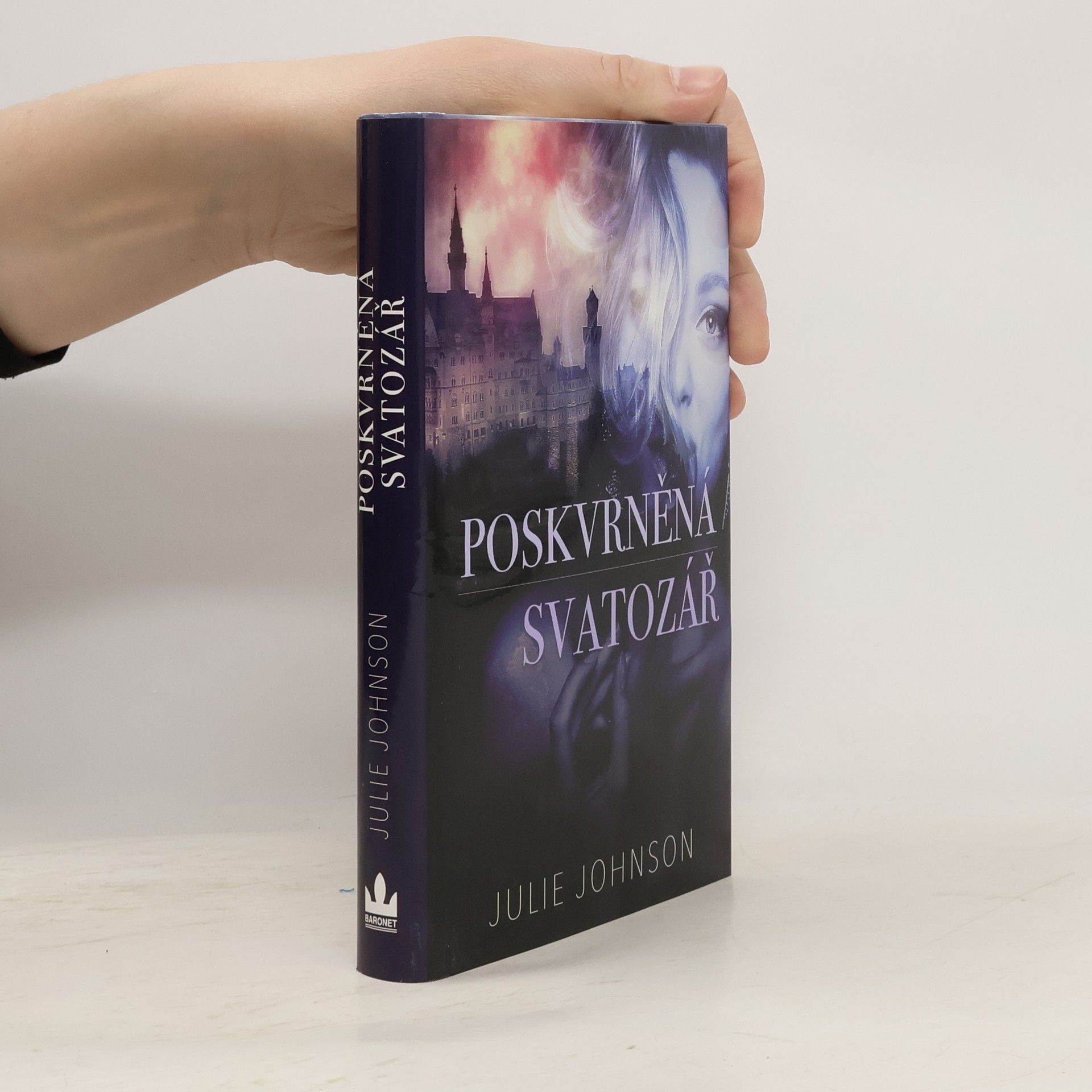 Julie Johnson Zapovězená královna. 1, Poskvrněná svatozář