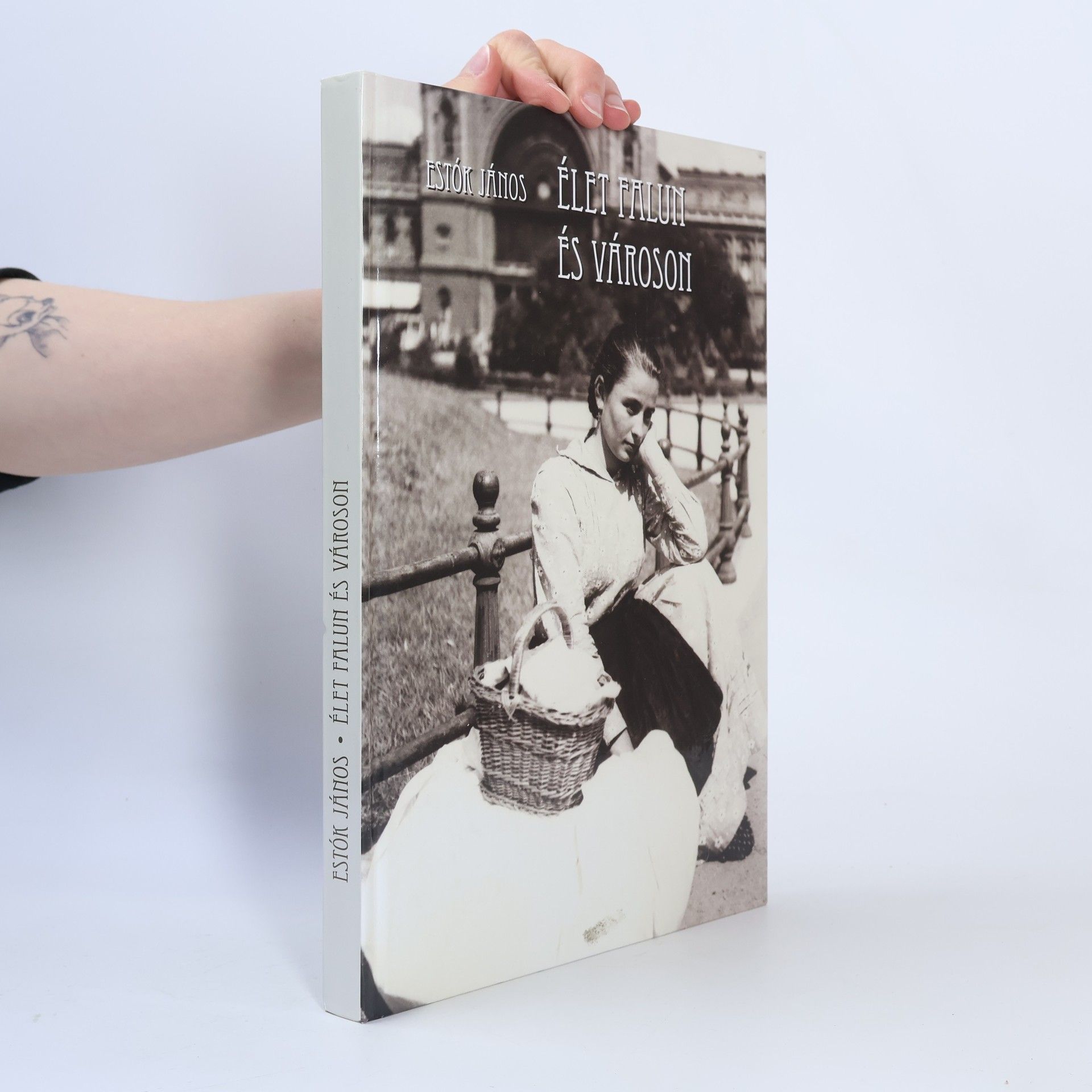 János Estók Élet falun és városon