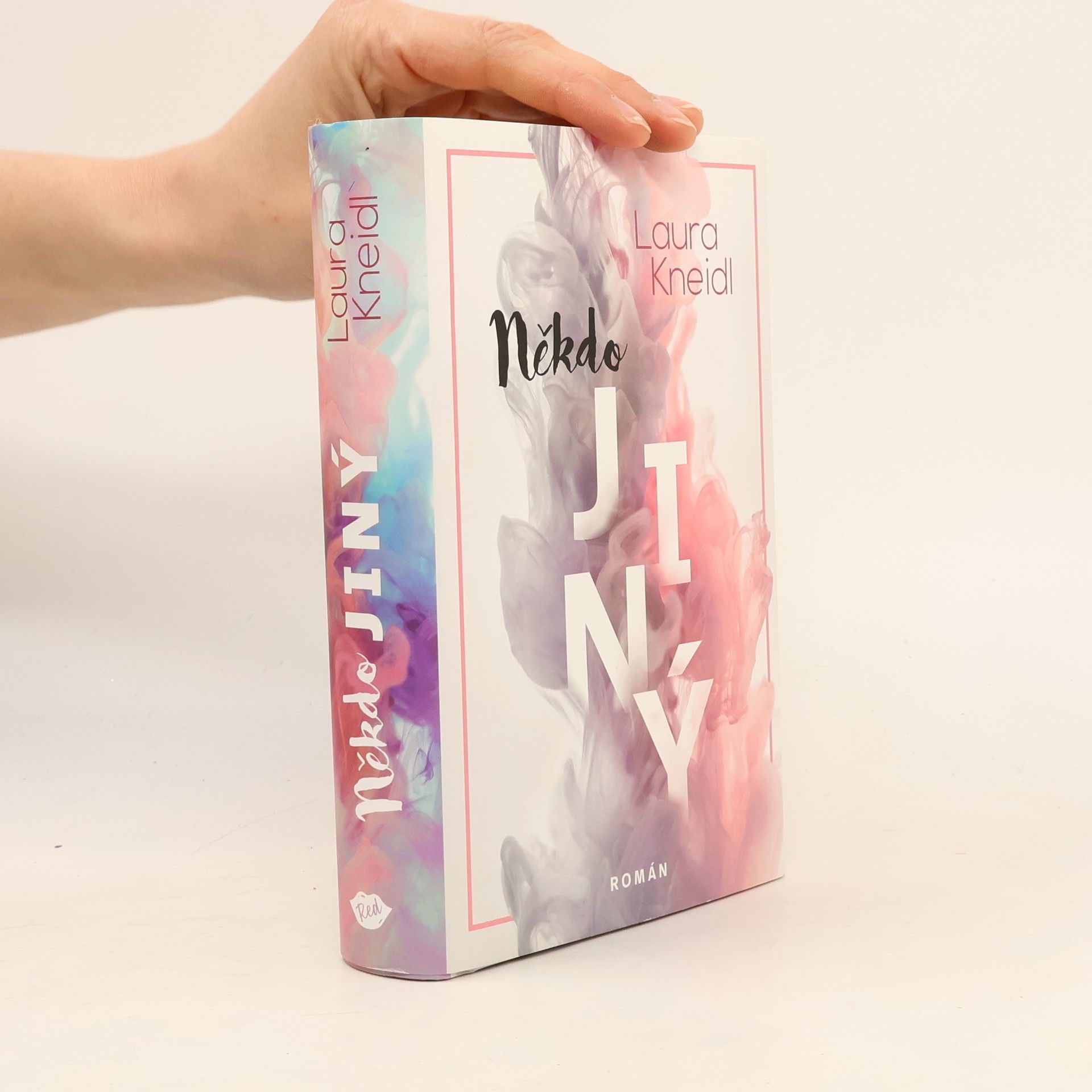 Laura Kneidl Někdo jiný