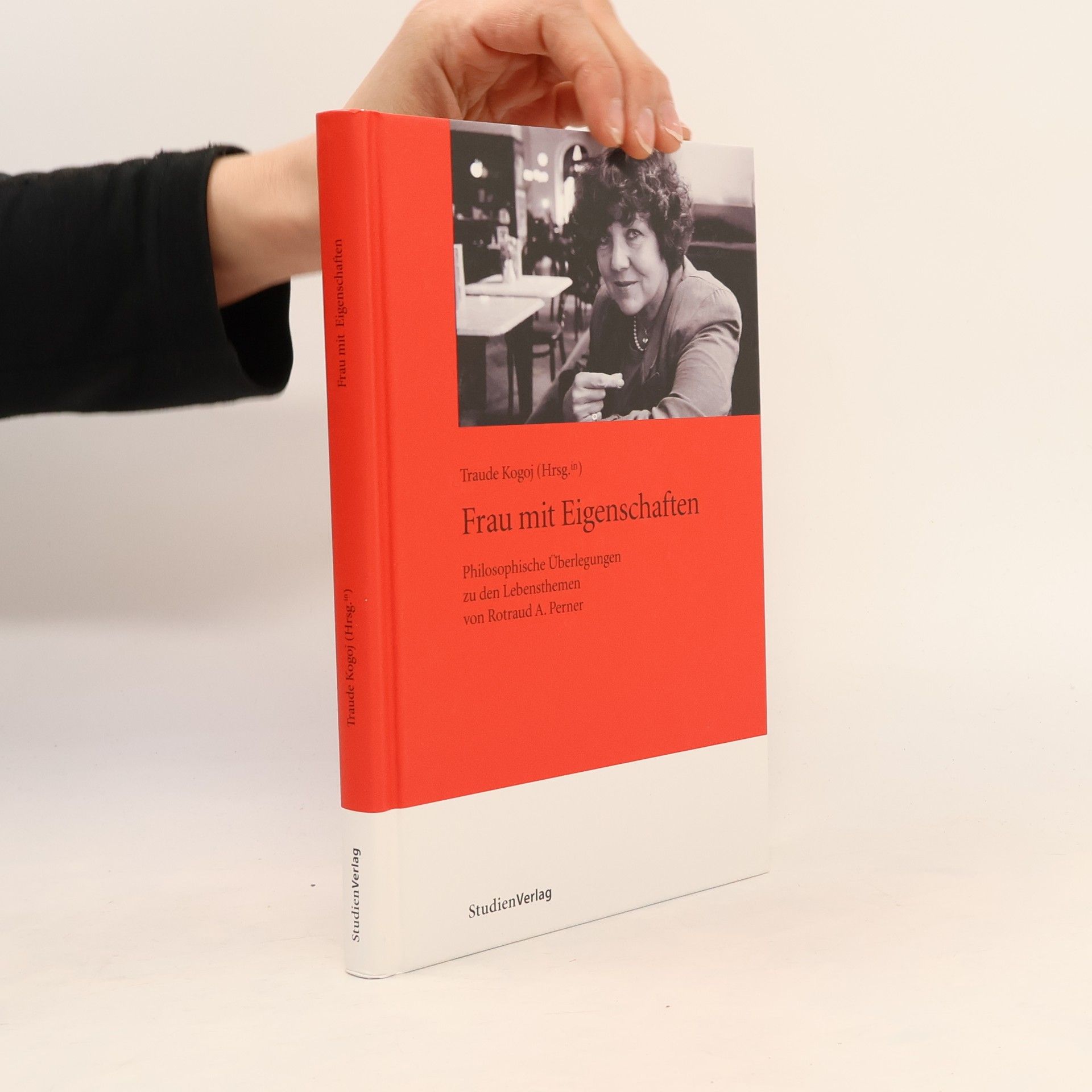 Traude Kogoj Frau mit Eigenschaften