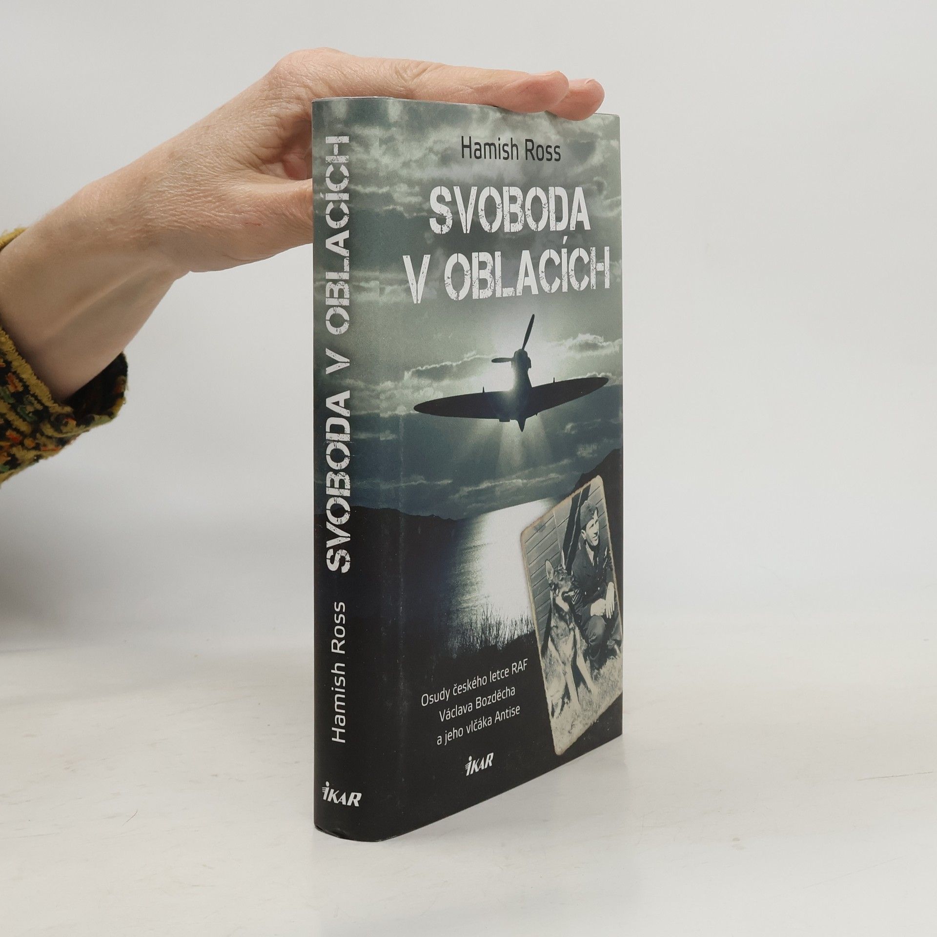 Hamish Ross Svoboda v oblacích - Osudy českého letce RAF Václava Bozděcha a jeho vlčáka Antise