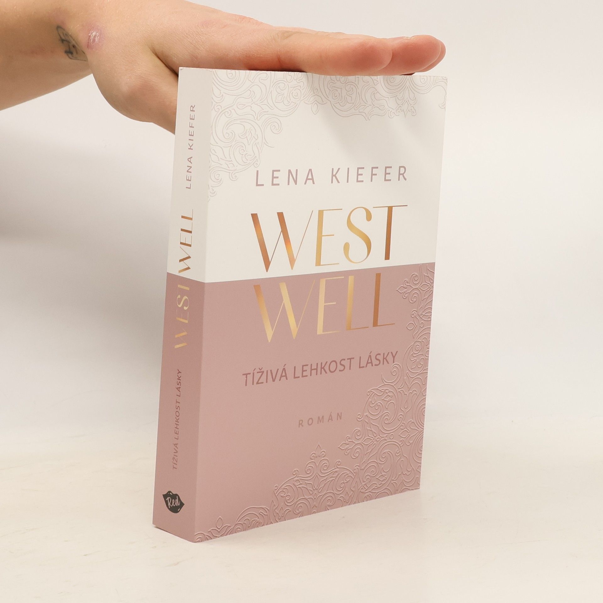 Lena Kiefer Westwell. Tíživá lehkost lásky