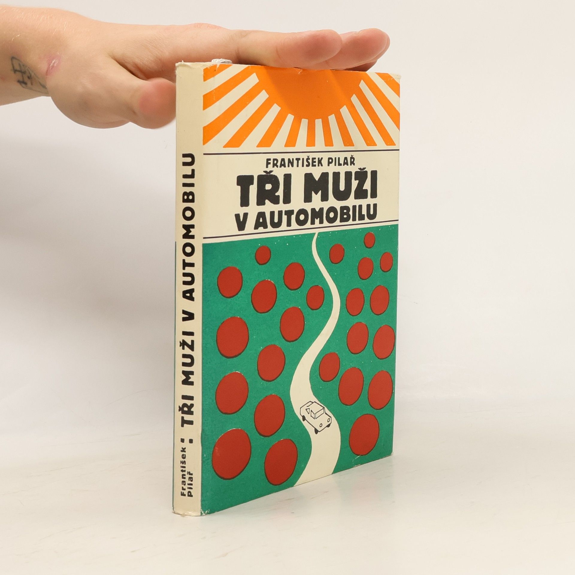 Tři muži v automobilu