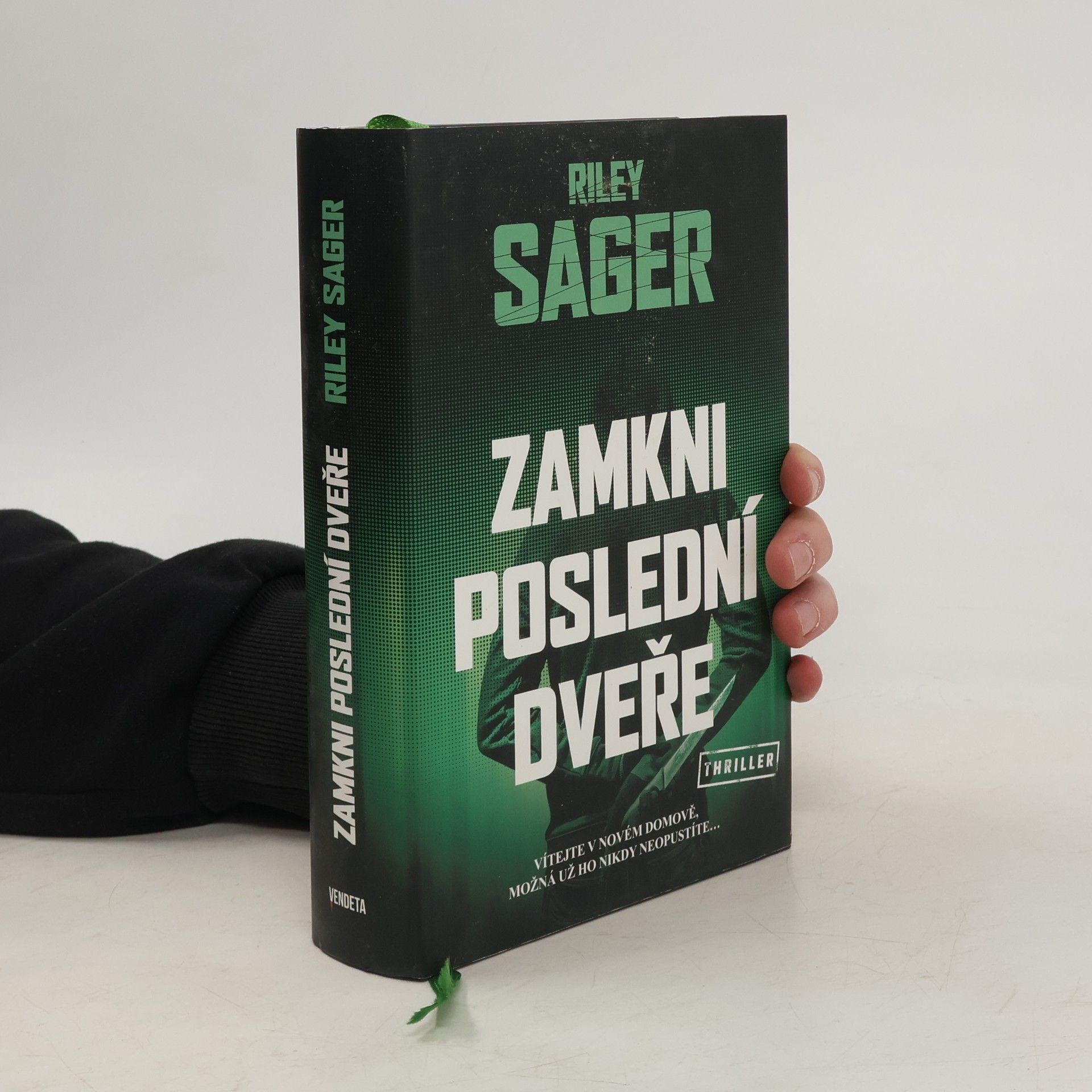 Riley Sager Zamkni poslední dveře