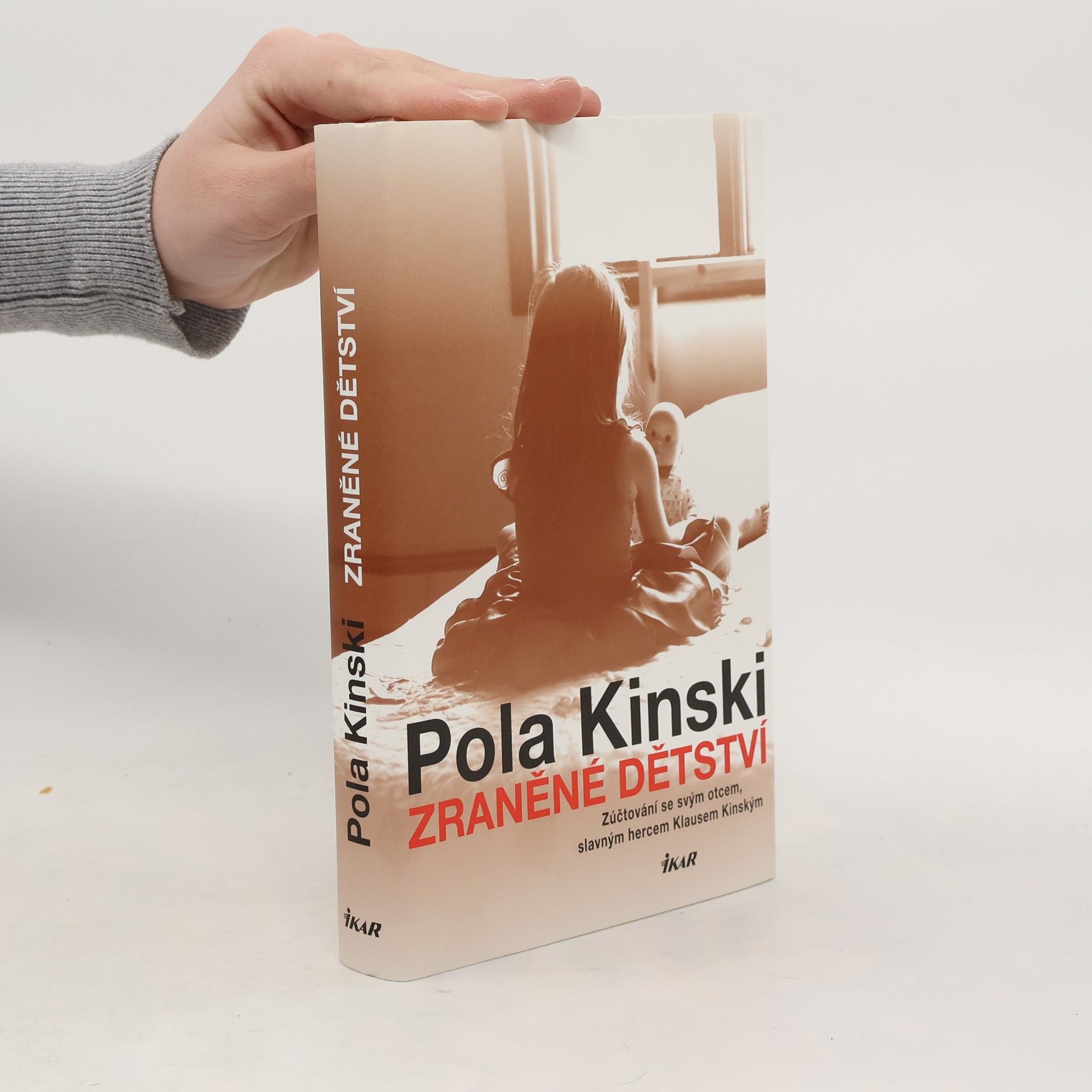 Pola Kinski Zraněné dětství : Zúčtování se svým otcem, slavným hercem Klausem Kinským