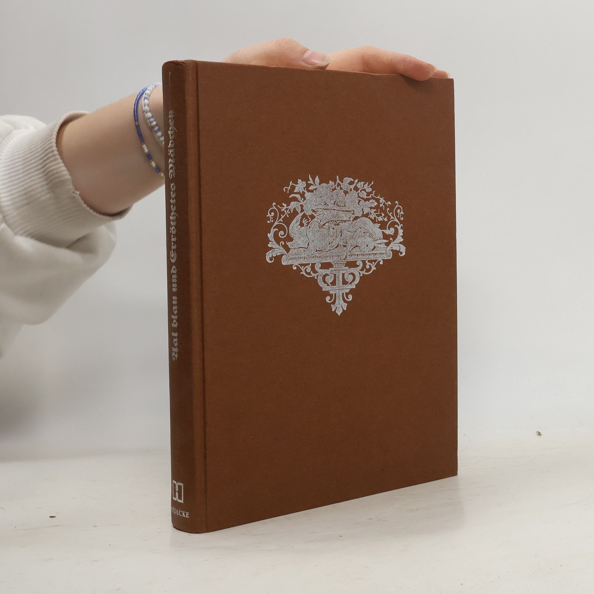 Aal blau und errötetes Mädchen