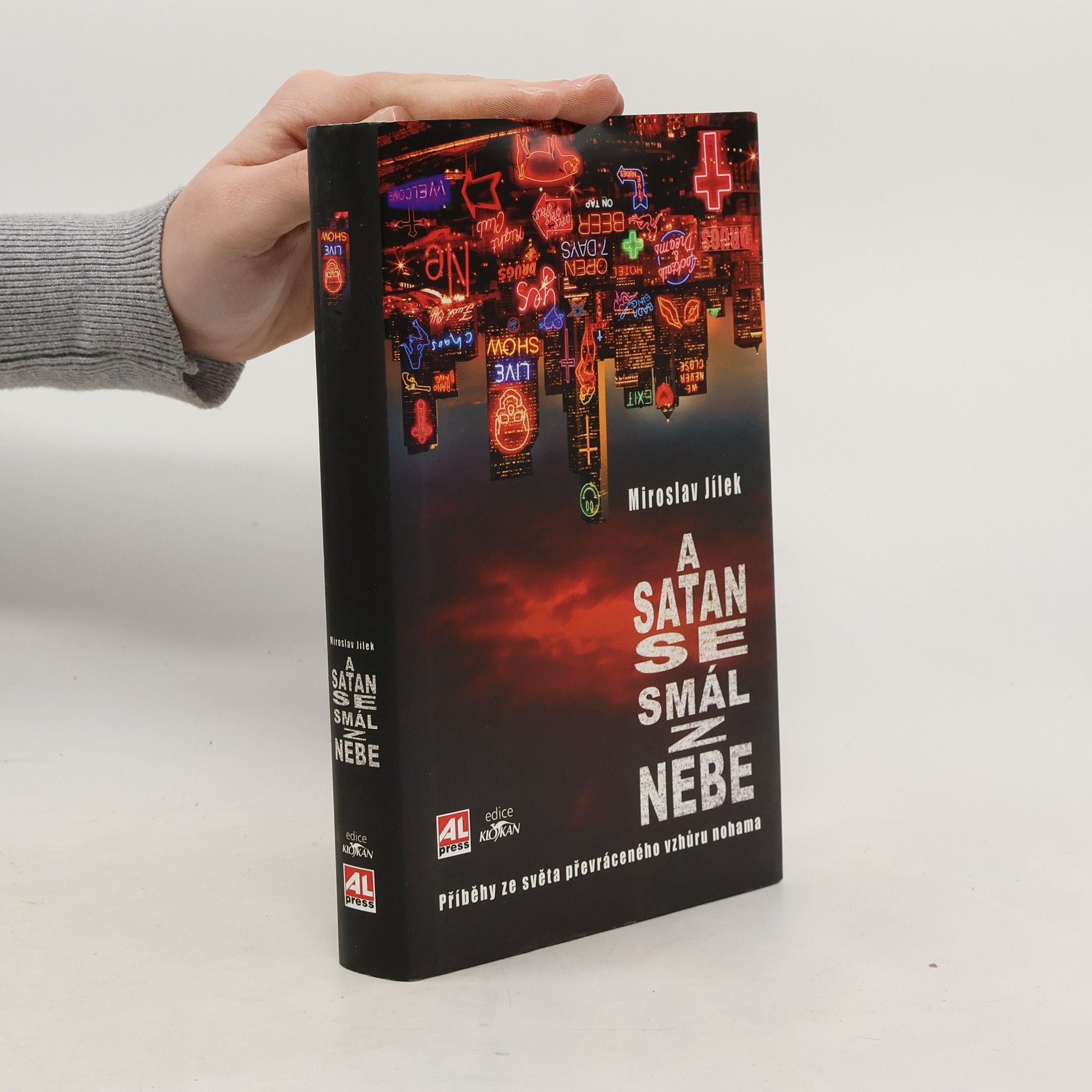 A satan se smál z nebe