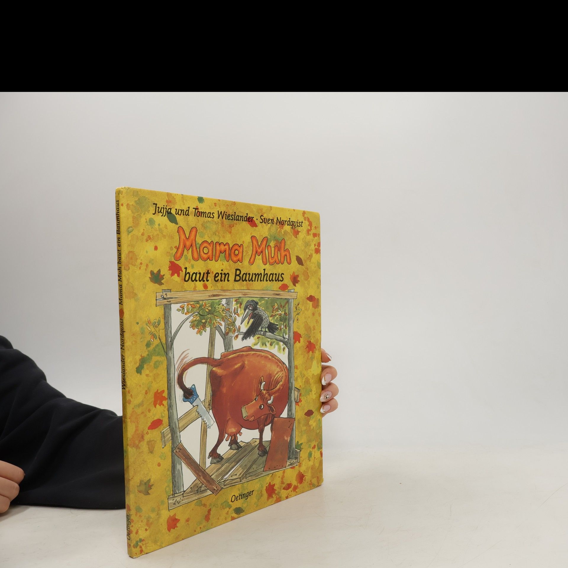 Mama Muh baut ein Baumhaus