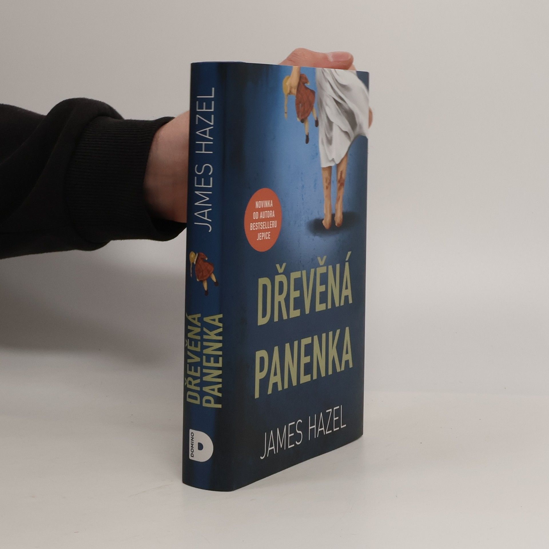 James Hazel Dřevěná panenka