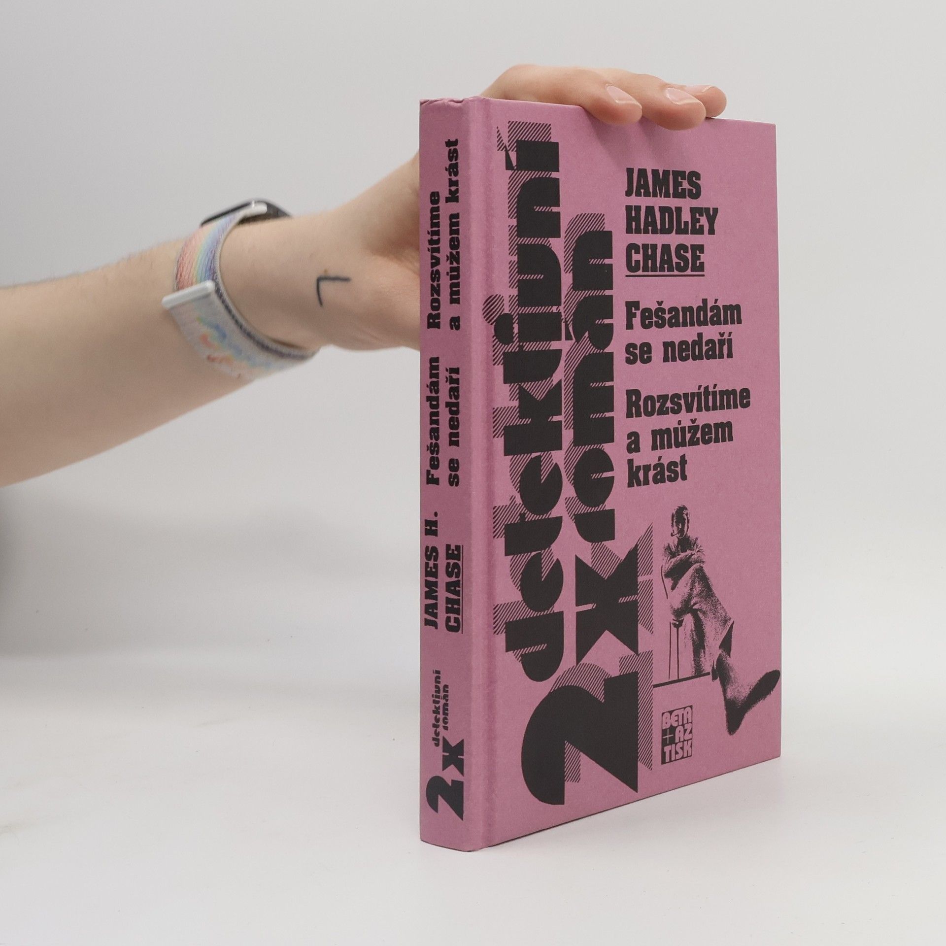 James Hadley Chase Fešandám se nedaří. Rozsvítíme a můžem krást