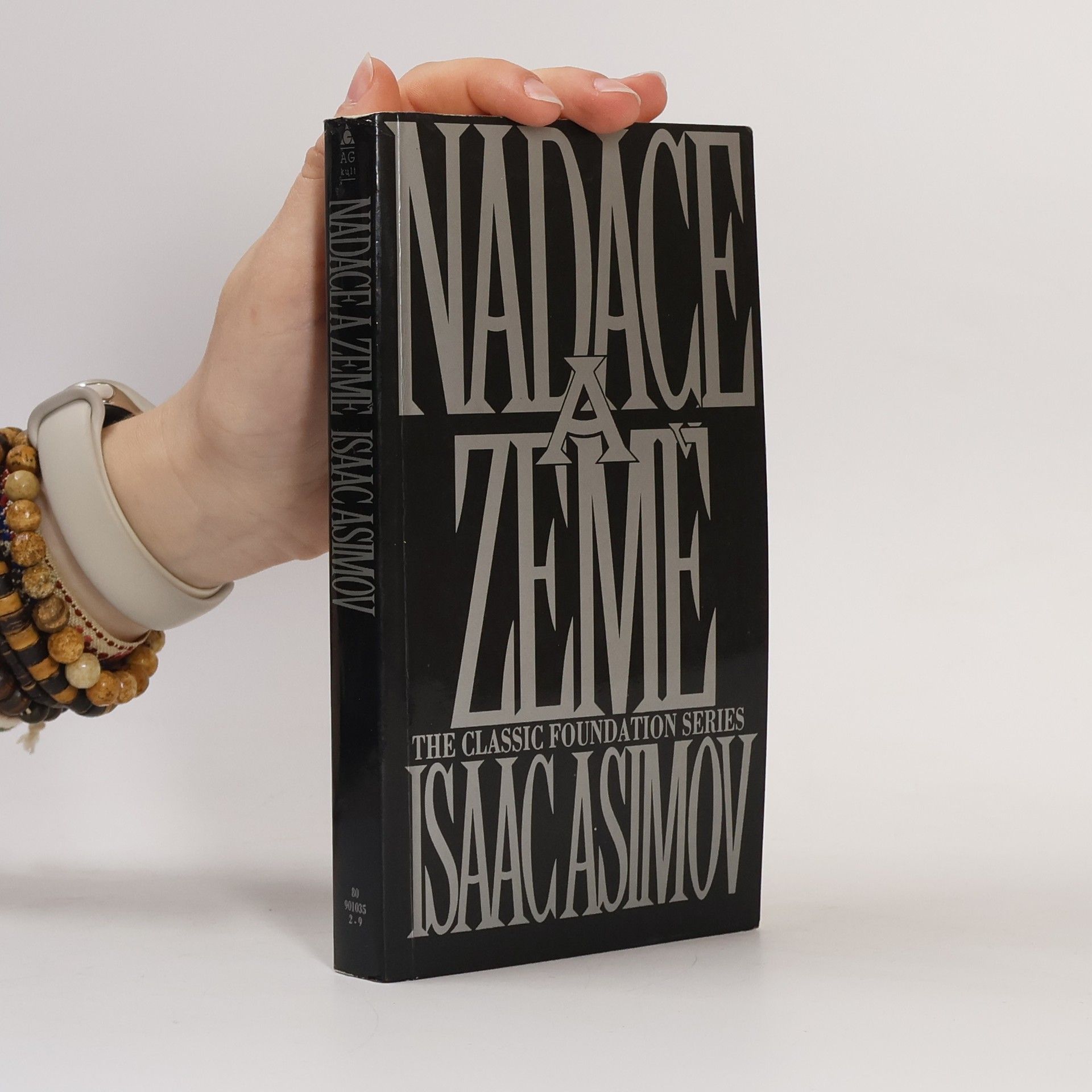 Isaac Asimov Nadace a Země