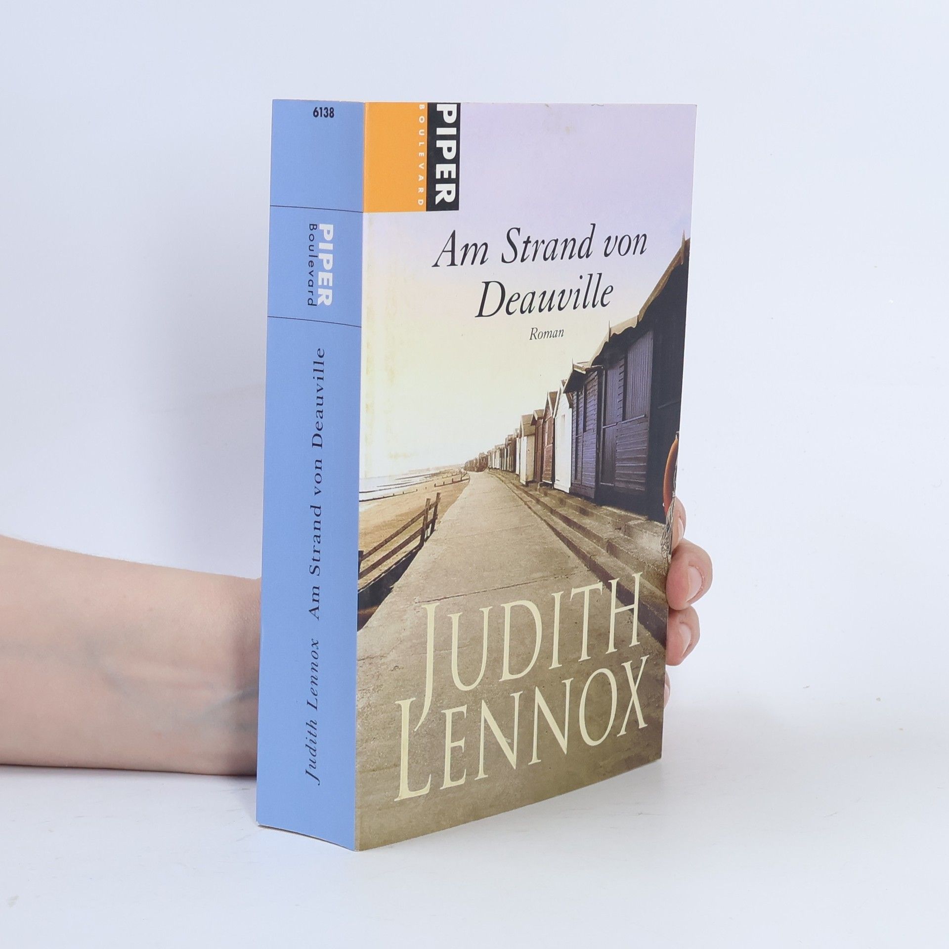 Judith Lennox Am Strand von Deauville