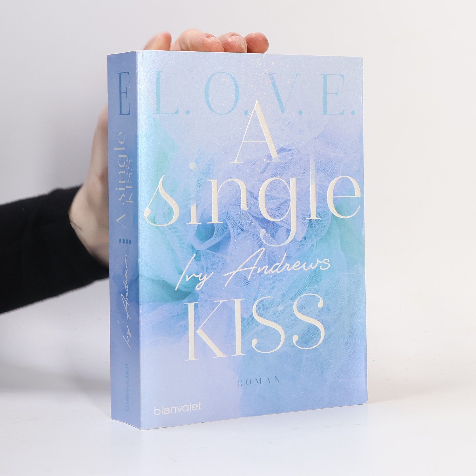 Ivy Andrews L.O.V.E. 4: A single kiss