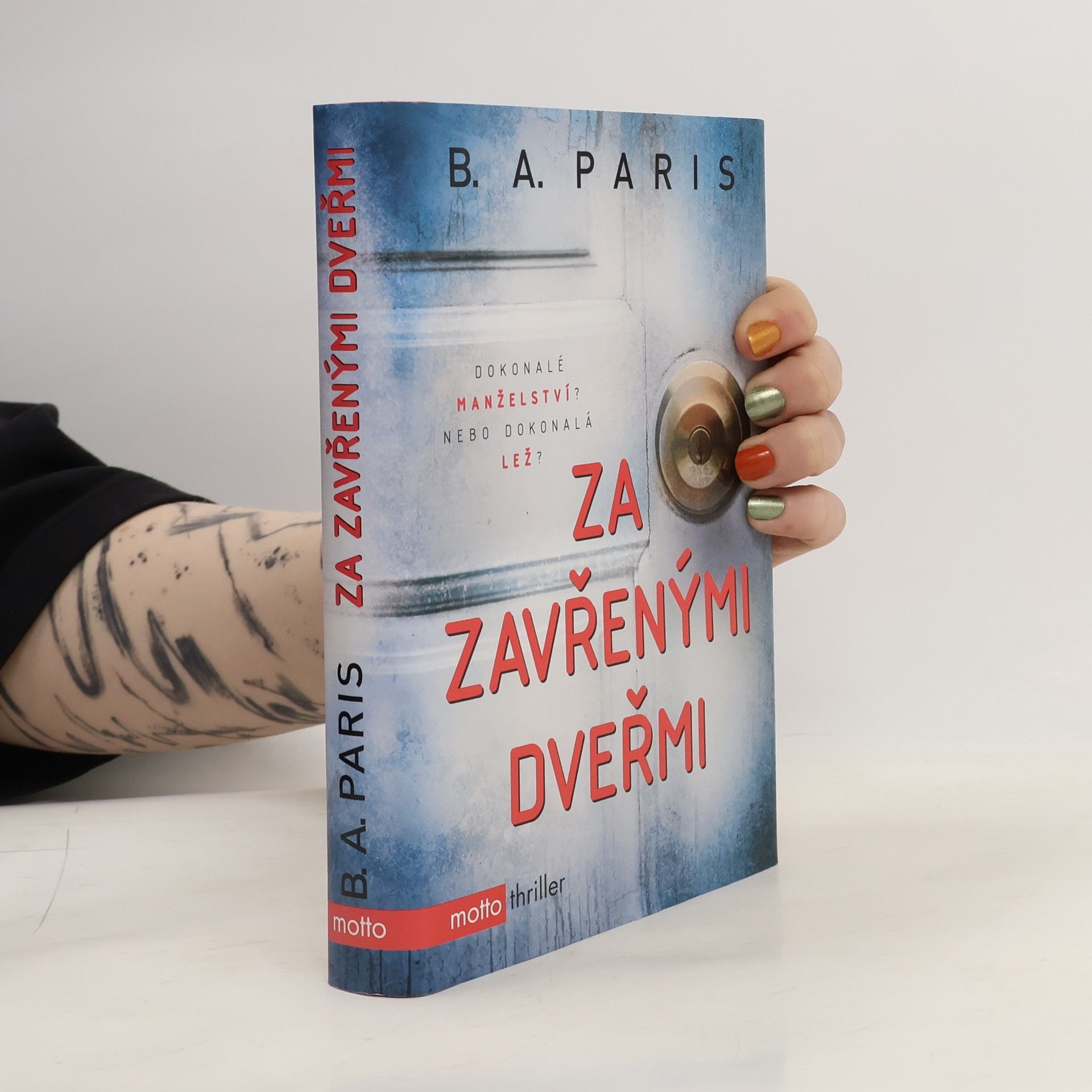 B. A. Paris Za zavřenými dveřmi