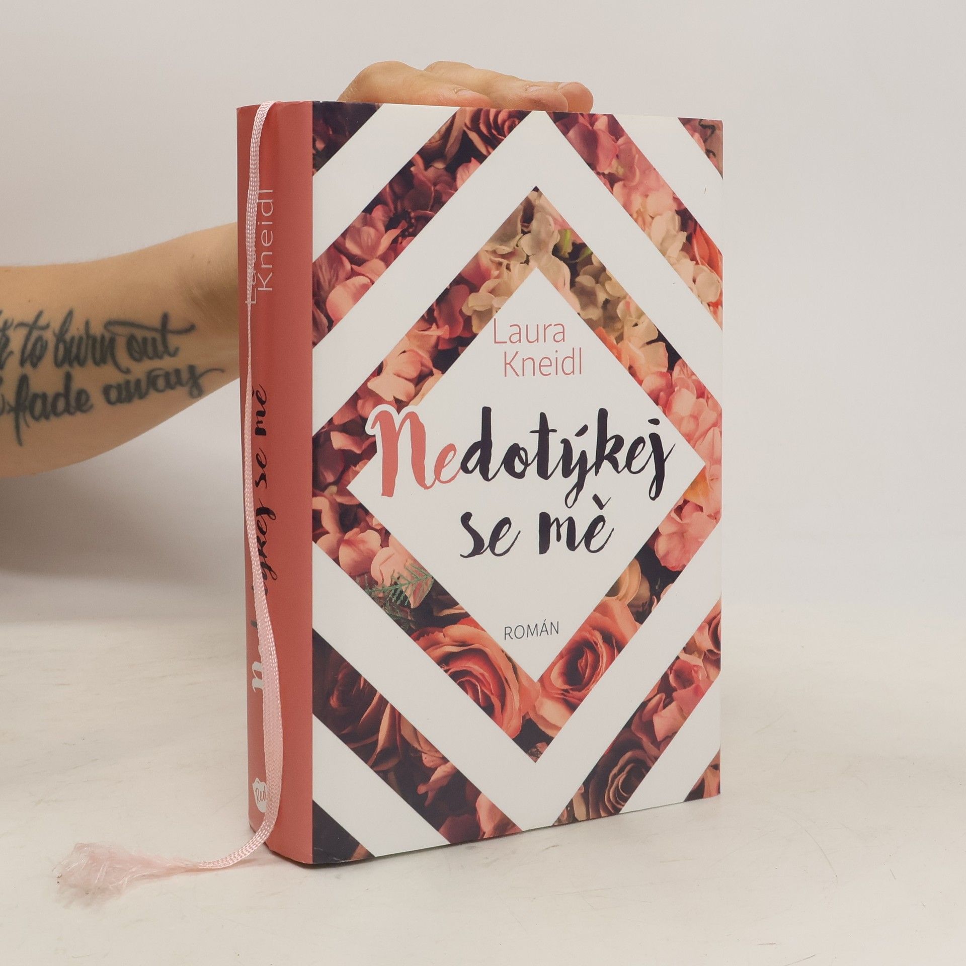 Laura Kneidl Nedotýkej se mě