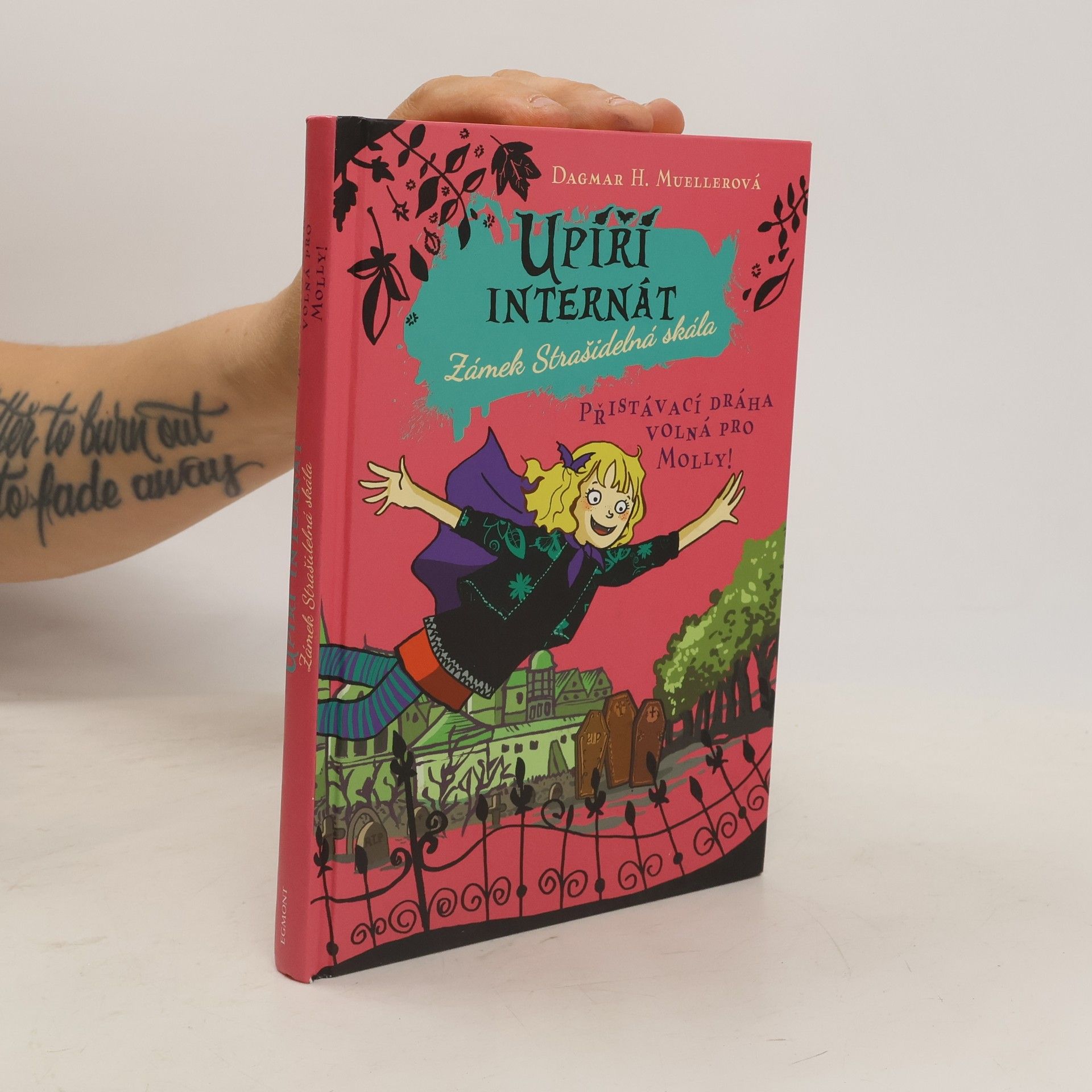 Dagmar H. Mueller Upíří internát Zámek Strašidelná skála. Přistávací dráha volná pro Molly!