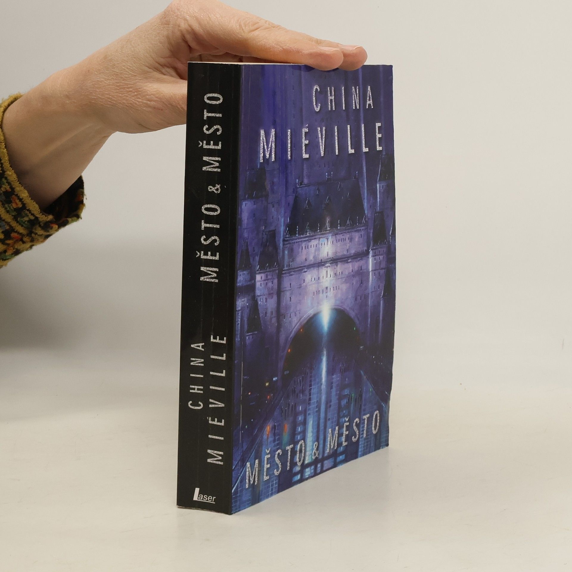 China Miéville Město & město
