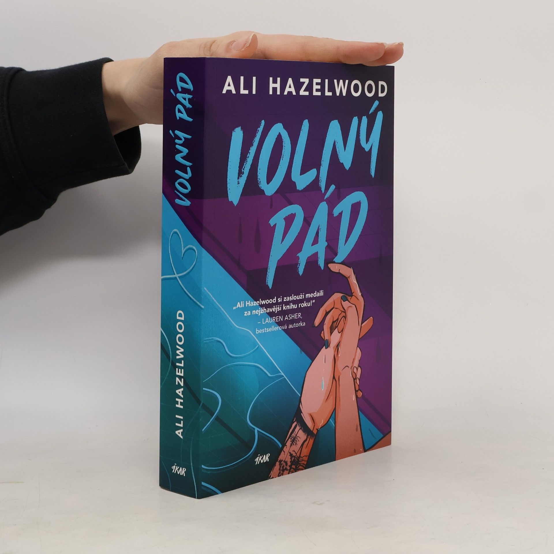 Ali Hazelwood Volný pád