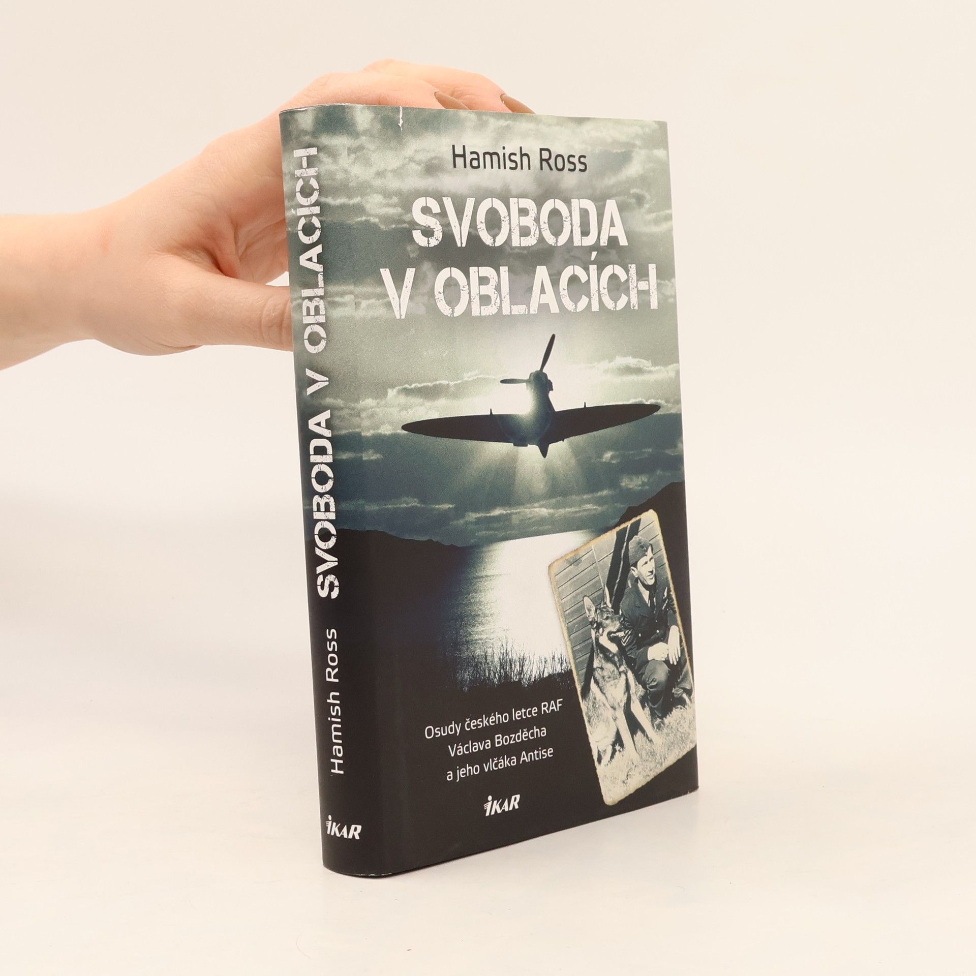 Hamish Ross Svoboda v oblacích - Osudy českého letce RAF Václava Bozděcha a jeho vlčáka Antise