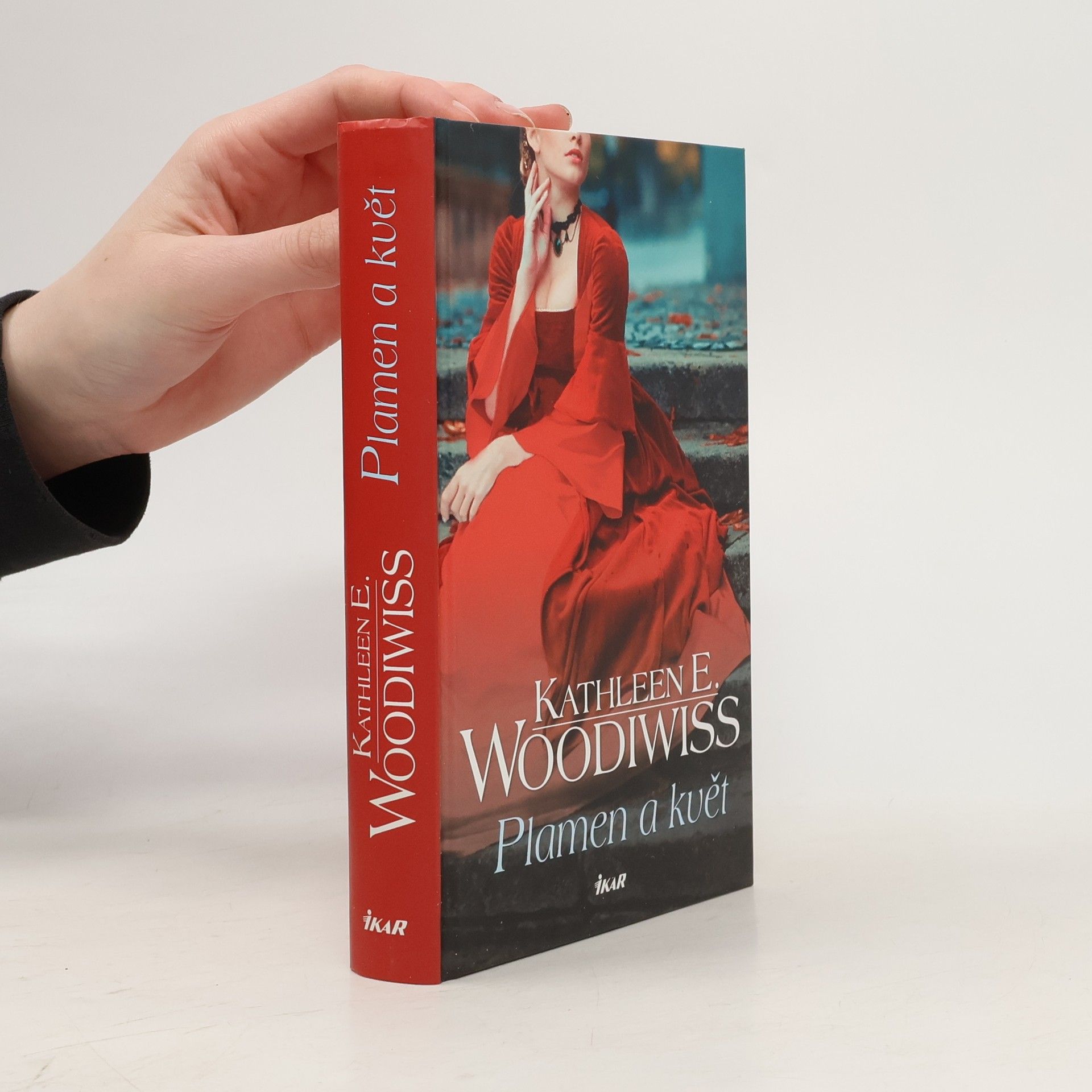 Kathleen E. Woodiwiss Plamen a květ