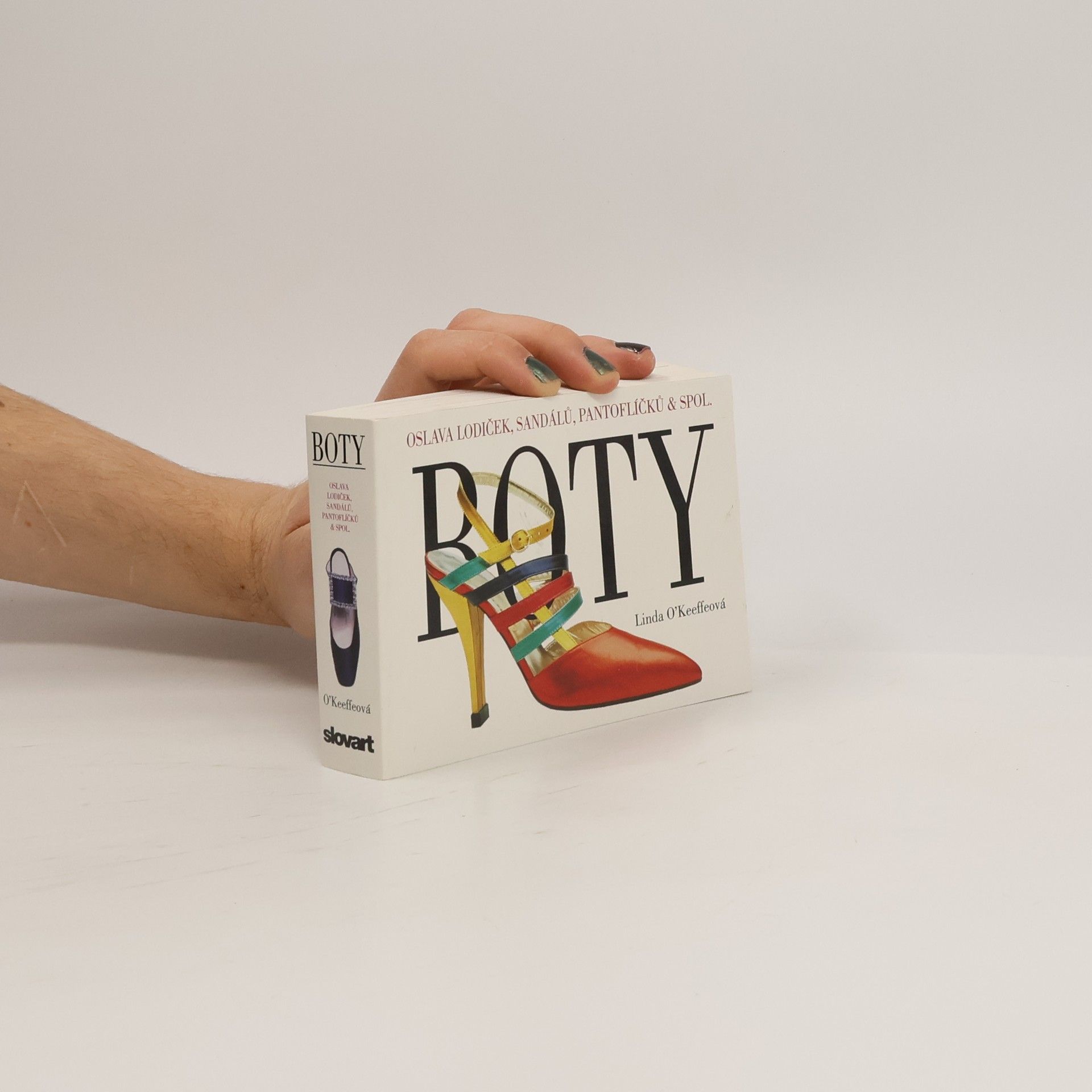 Linda O. Keefe Boty. Oslava lodiček, sandálů, pantoflíčků & spol.