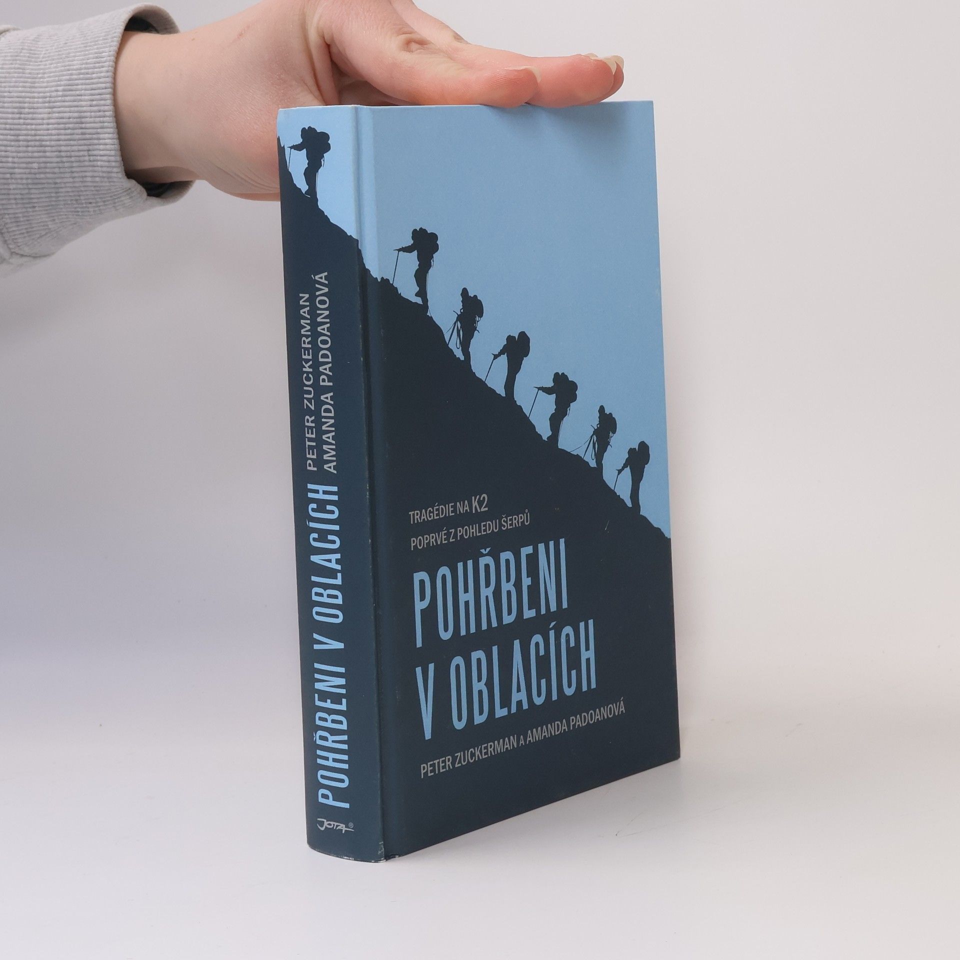 Peter Zuckerman Pohřbeni v oblacích. Tragédie na K2 poprvé z pohledu šerpů