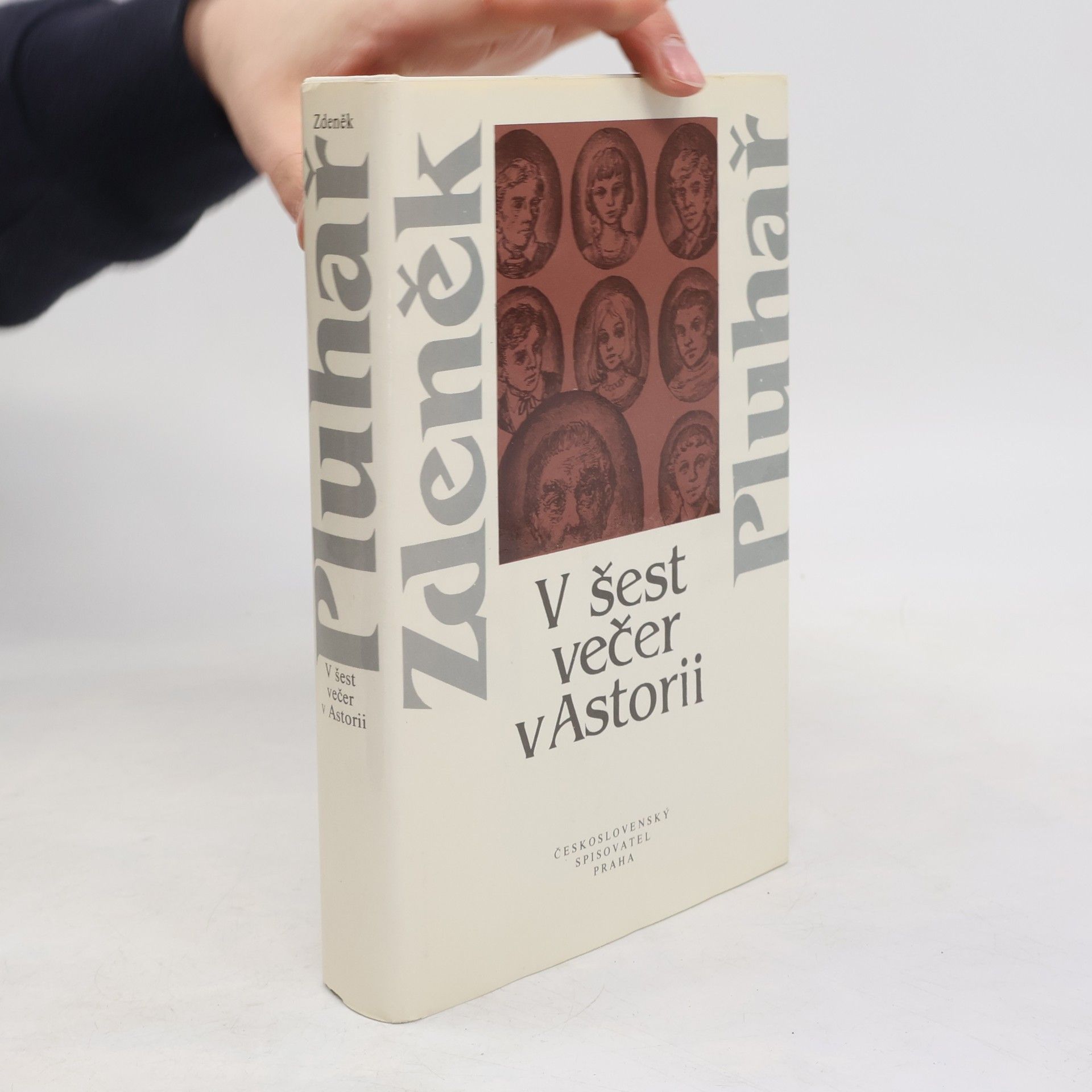 V šest večer v Astorii