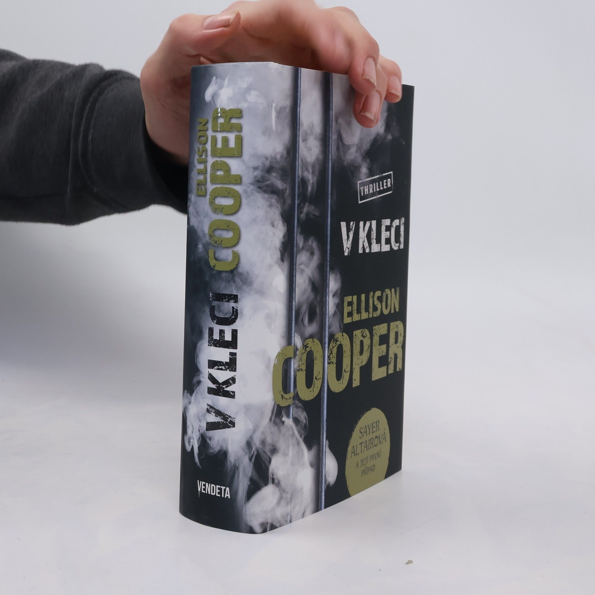 Ellison Cooper V kleci