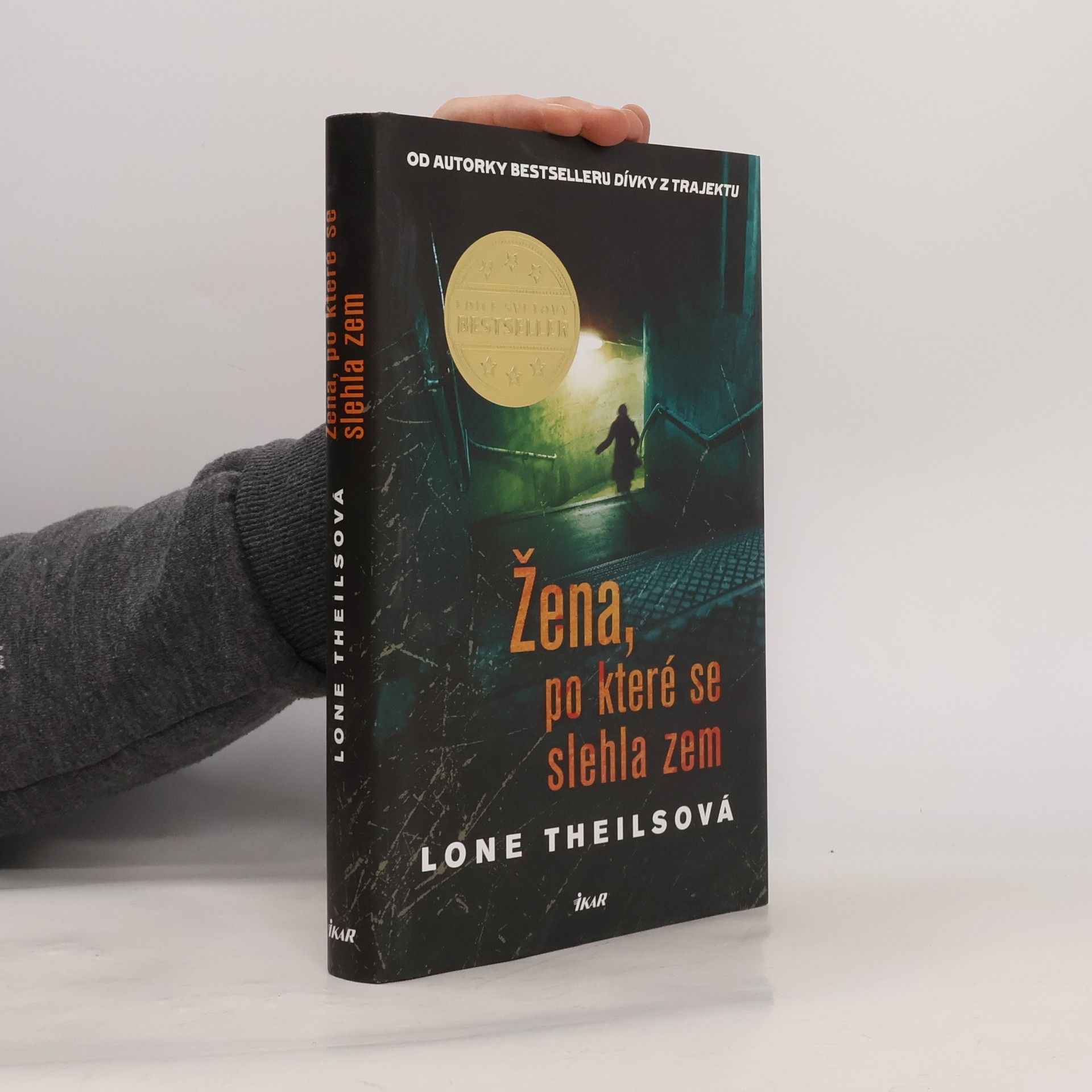 Lone Theils Žena, po které se slehla zem