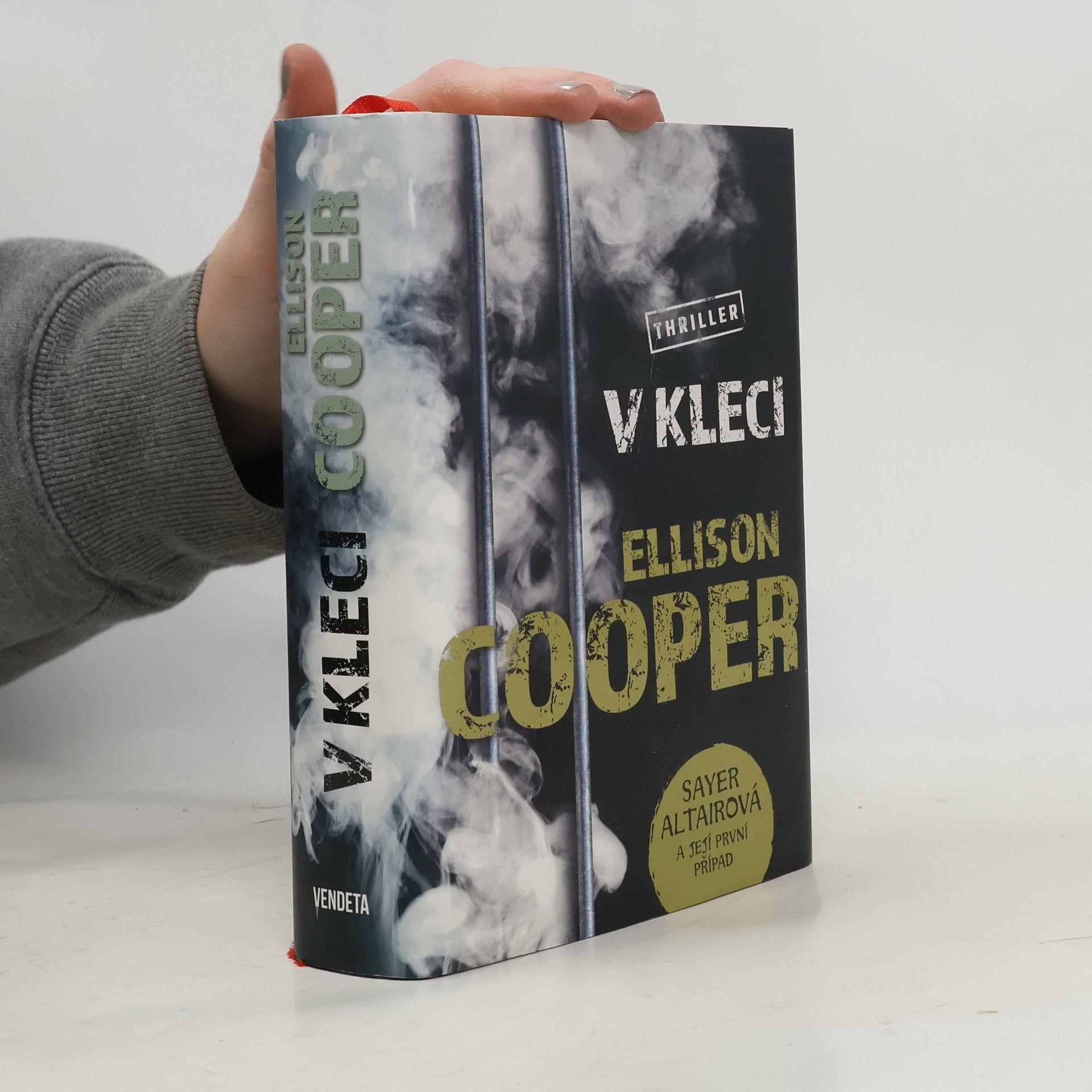 Ellison Cooper V kleci