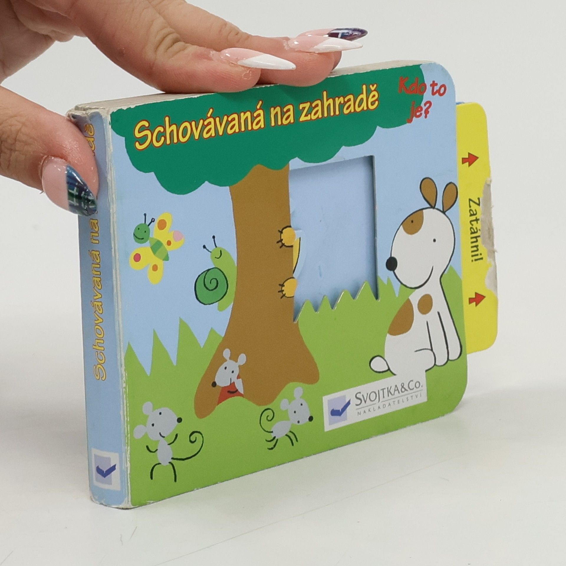 Schovávaná na zahradě