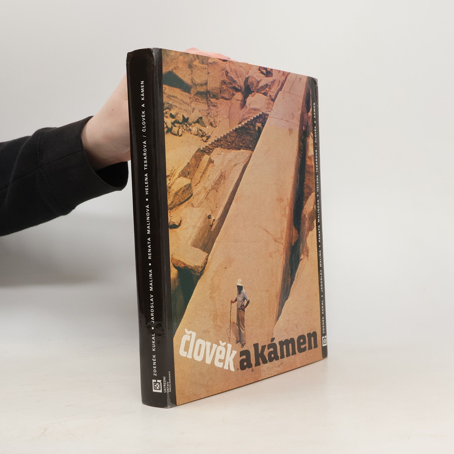 Člověk a kámen