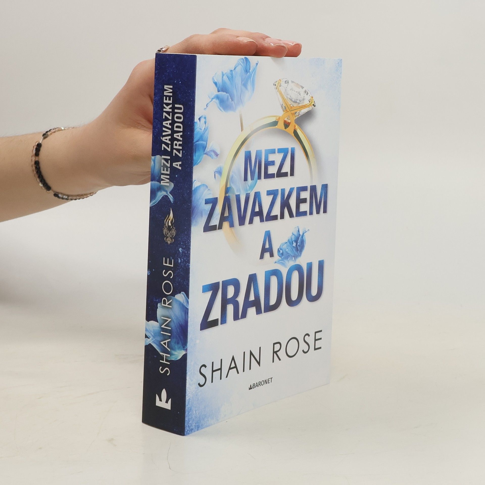 Mezi závazkem a zradou