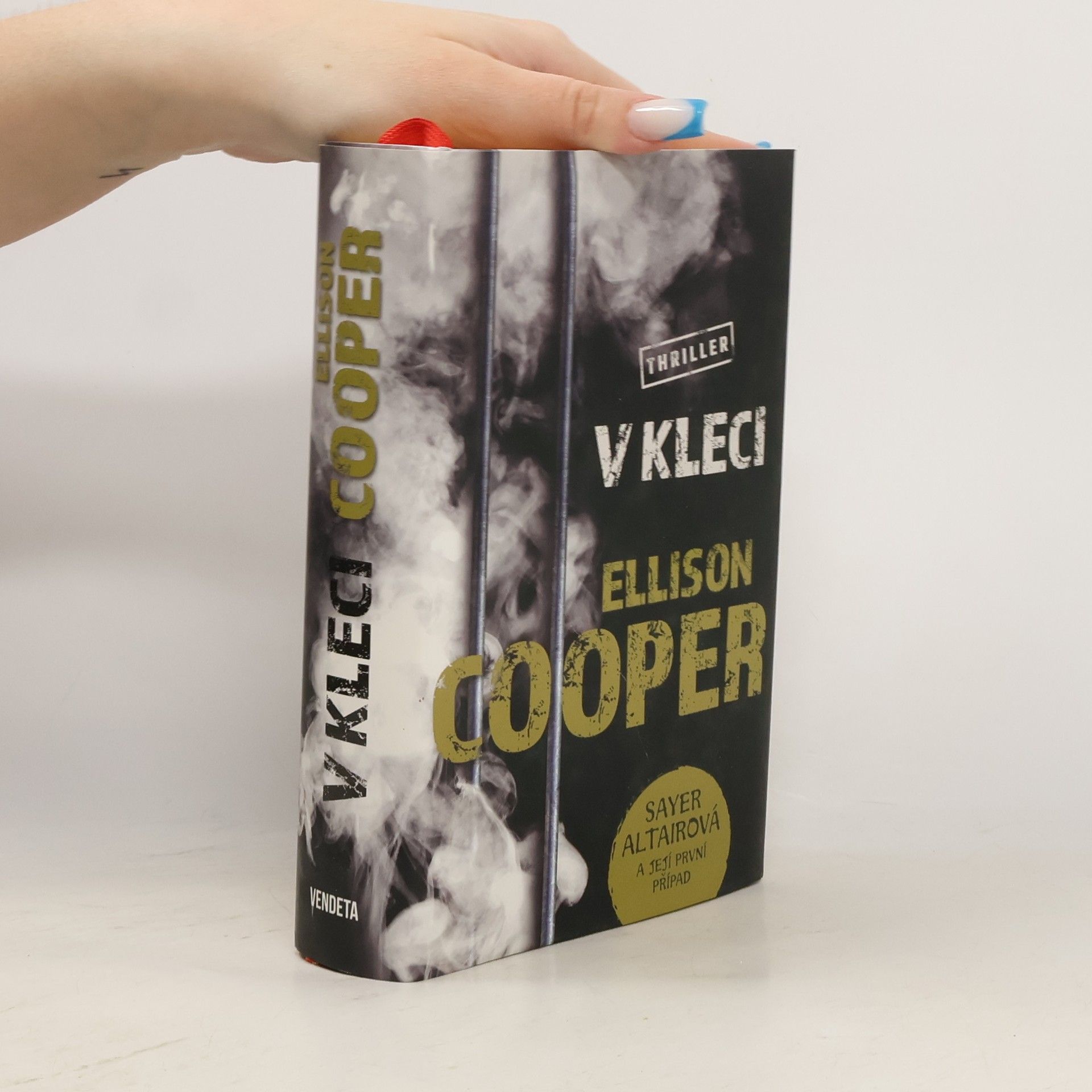 Ellison Cooper V kleci