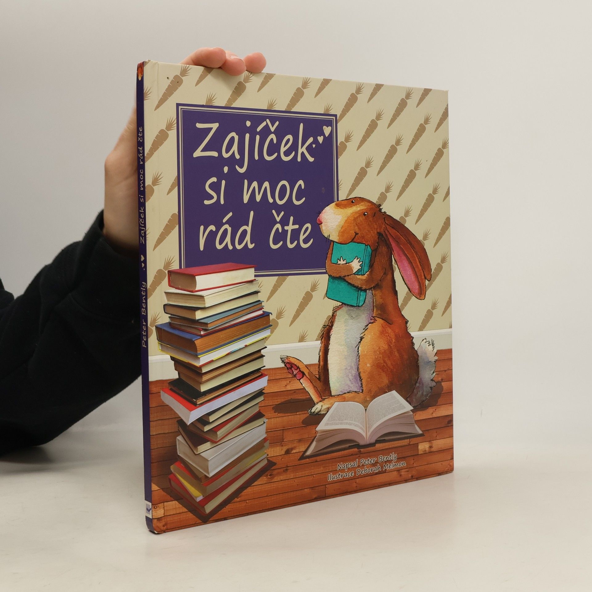 Peter Bently Zajíček si moc rád čte