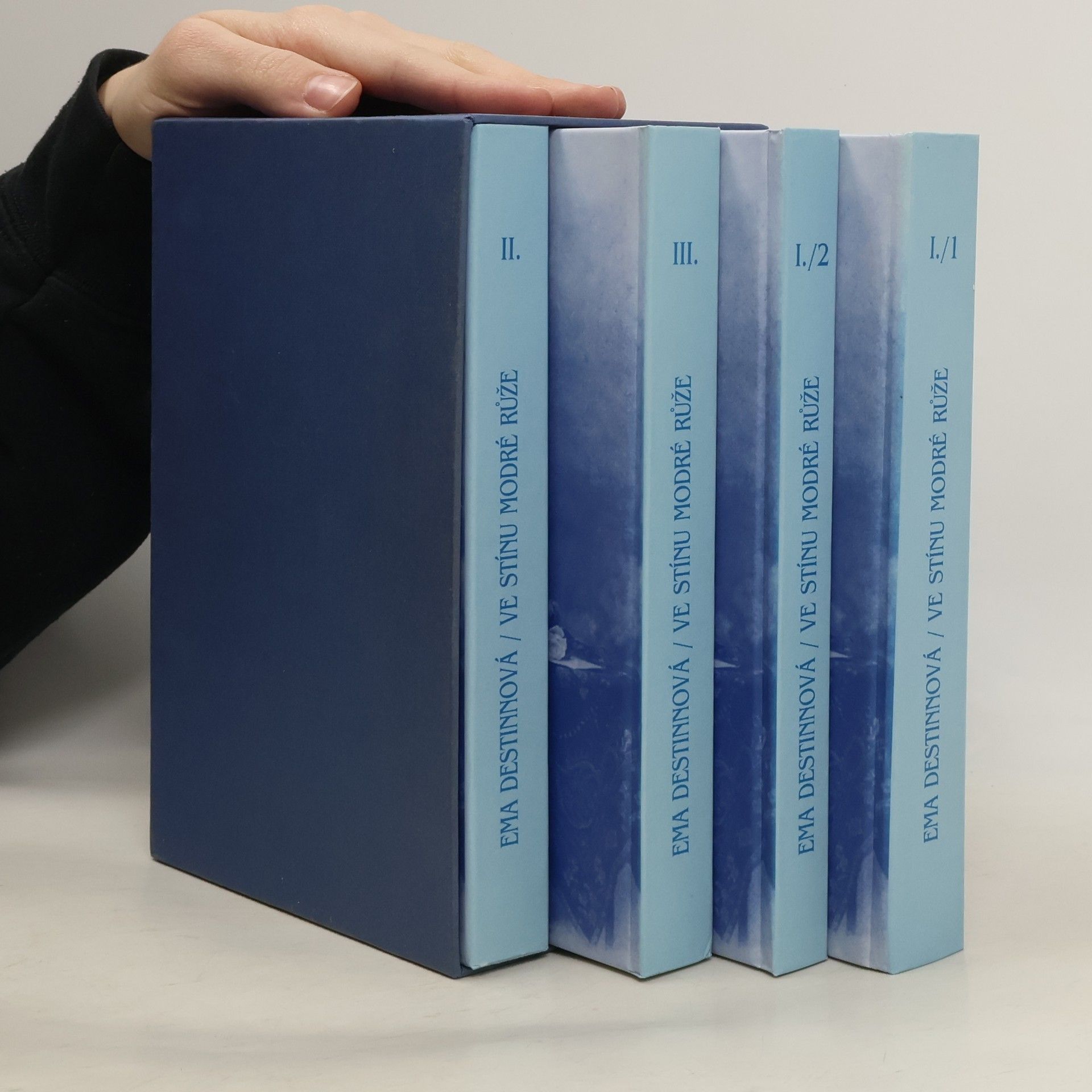 Ema Destinnová Ve stínu modré růže. Román zašlých vášní 1-3 (4 svazky, box)