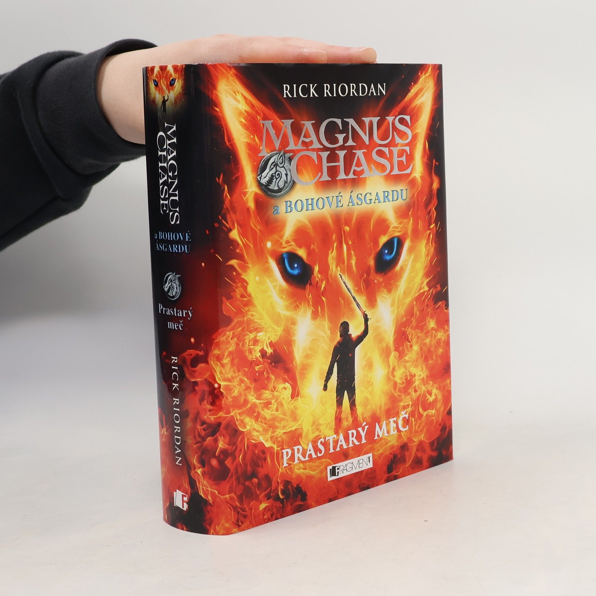 Rick Riordan Magnus Chase a bohové Ásgardu. Prastarý meč