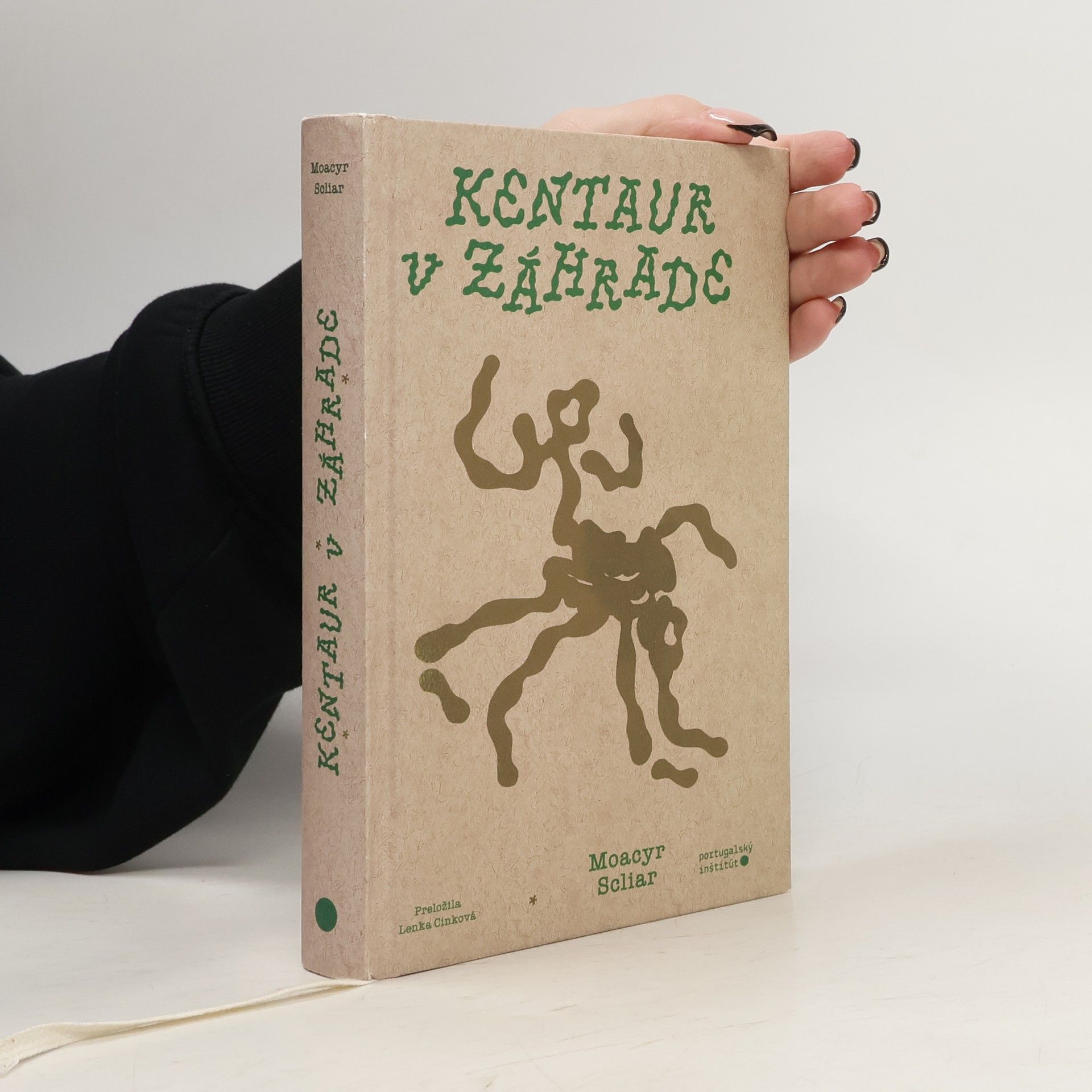 Moacyr Scliar Kentaur v záhrade