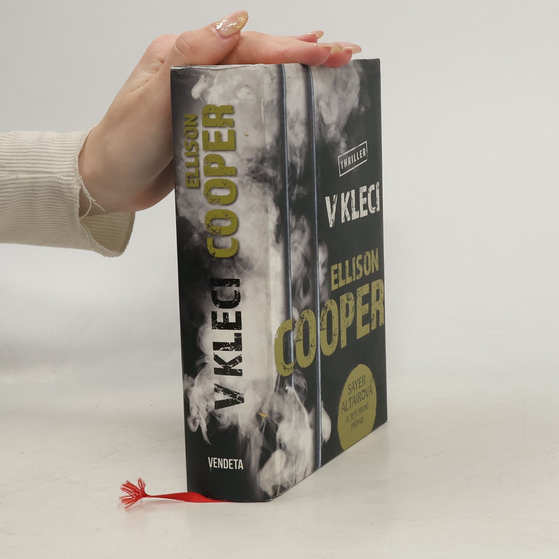 Ellison Cooper V kleci