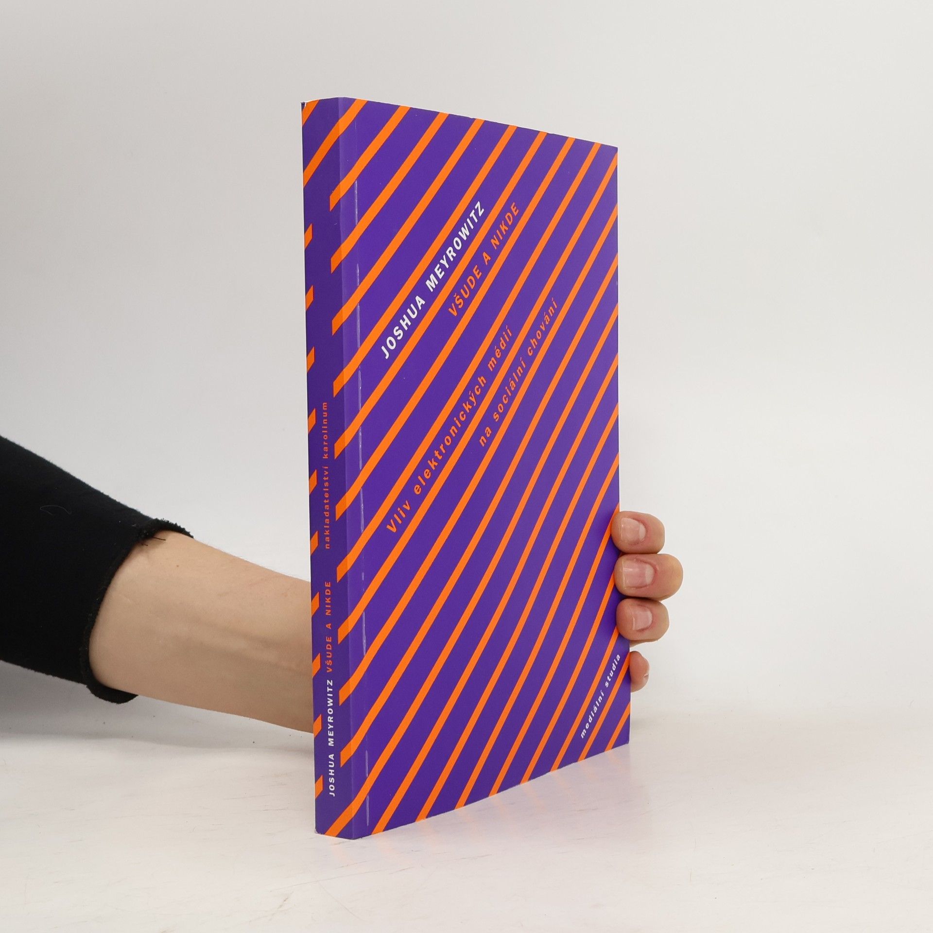 Joshua Meyrowitz Všude a nikde: Vliv elektronických médií na sociální chování