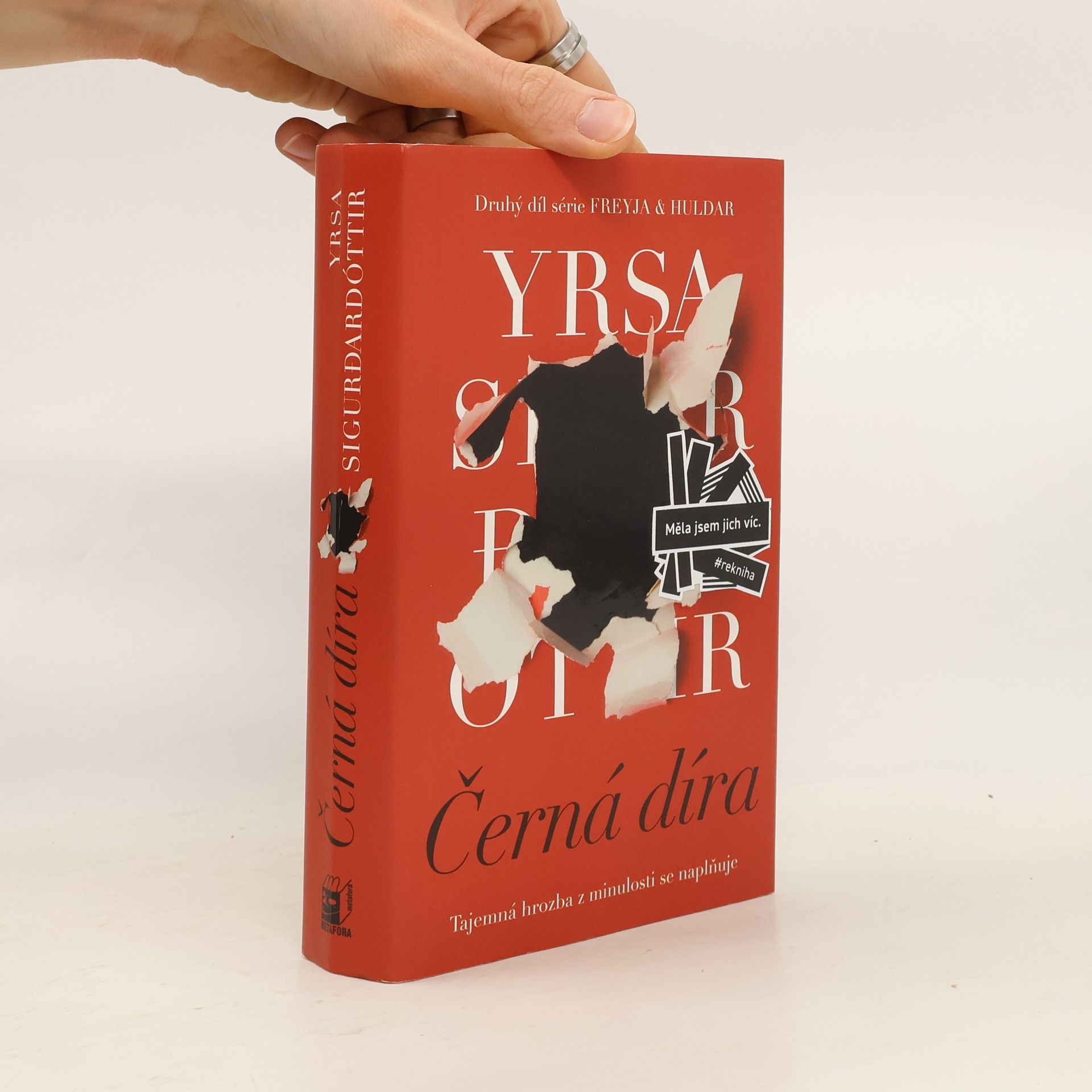 Yrsa Sigurðardóttir Černá díra