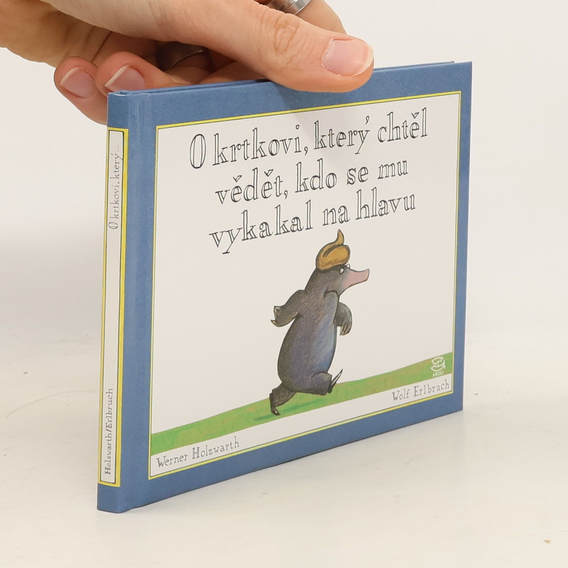 Werner Holzwarth O krtkovi, který chtěl vědět, kdo se mu vykakal na hlavu