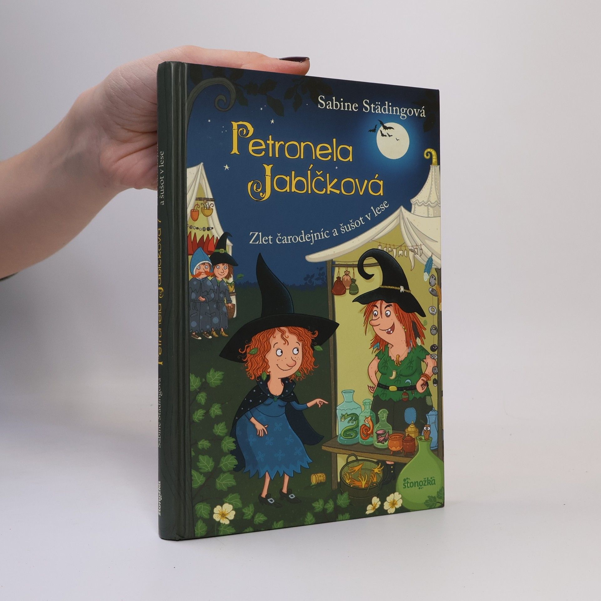 Evelyn Schlag Petronela Jabĺčková. Zlet čarodejníc a šušot v lese