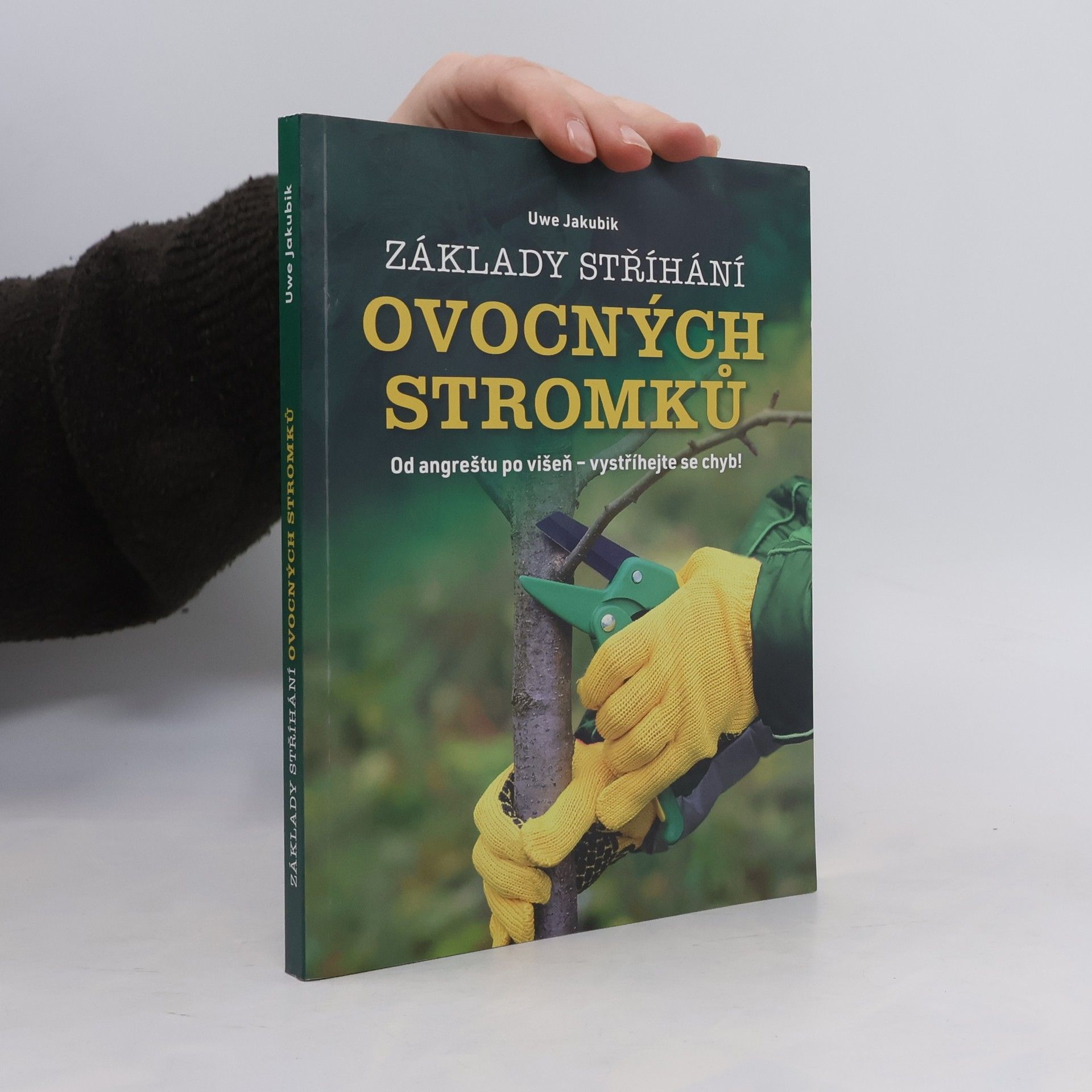 Základy stříhání ovocných stromků : od angreštu po višeň - vystříhejte se chyb!