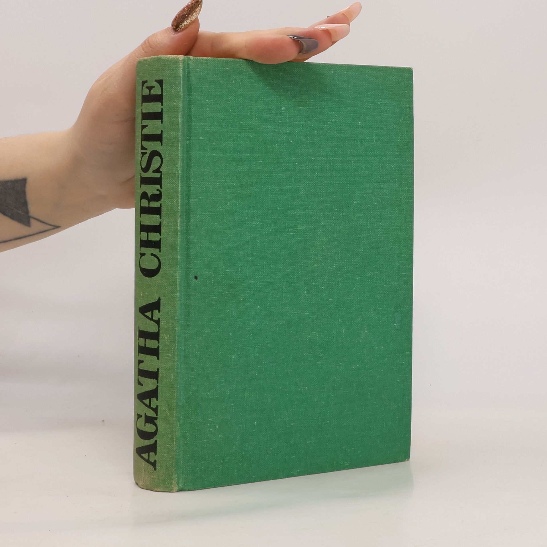 Agatha Christie Zlo pod slnkom. Po pohrebe. Mačka medzi holubmi